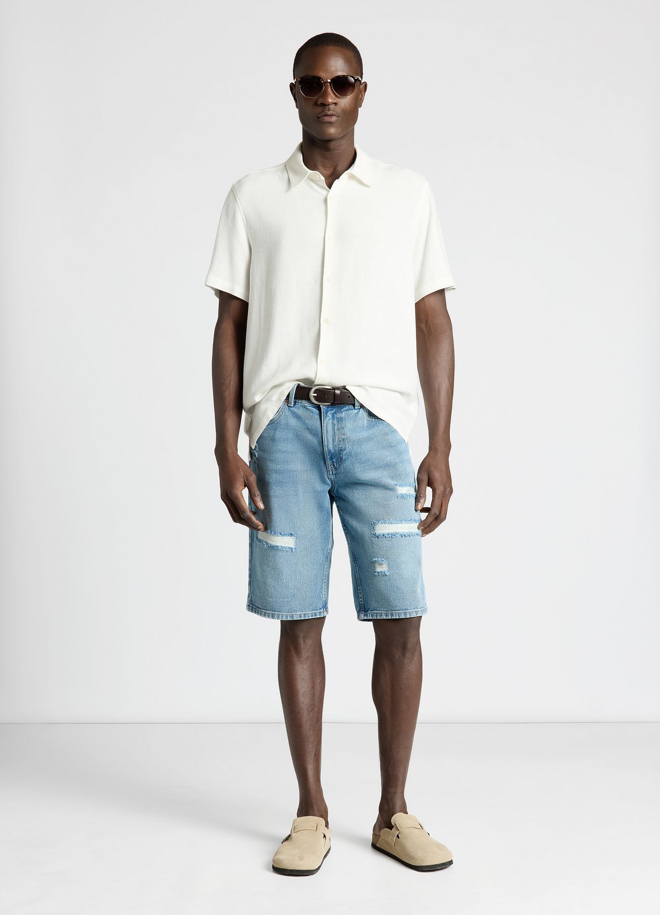 Pantaloncini jeans con strappi e risvolto