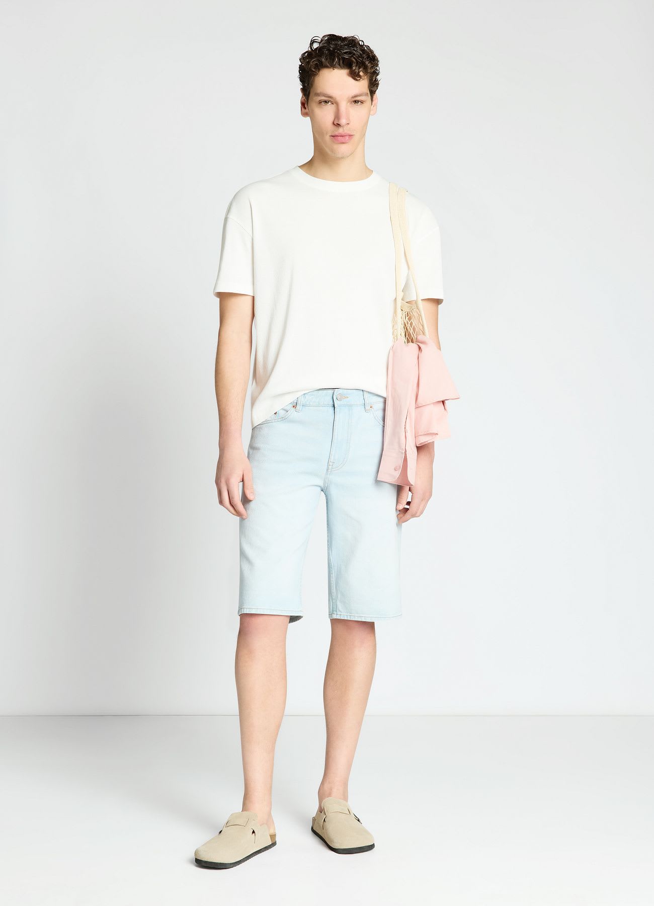 Shorts in denim effetto slavato con risvolto