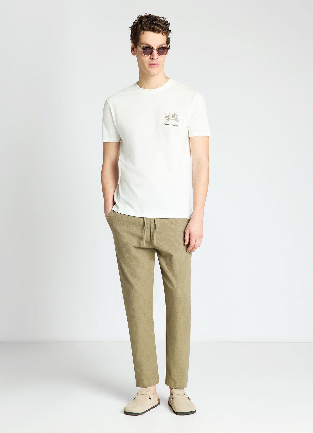T-shirt con ricamo fiore e stampa botanica