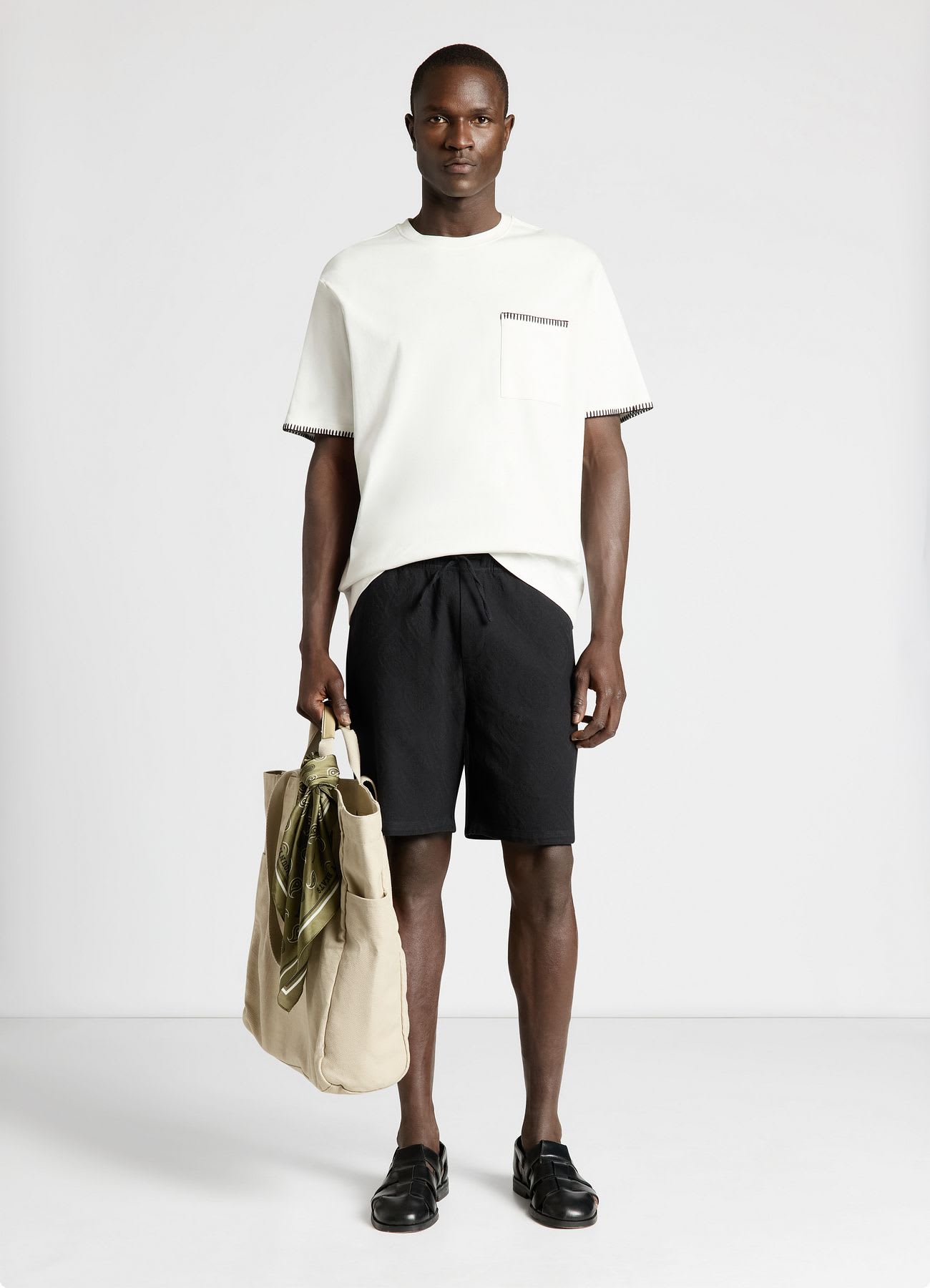 T-shirt relaxed con taschino e profili ricamati