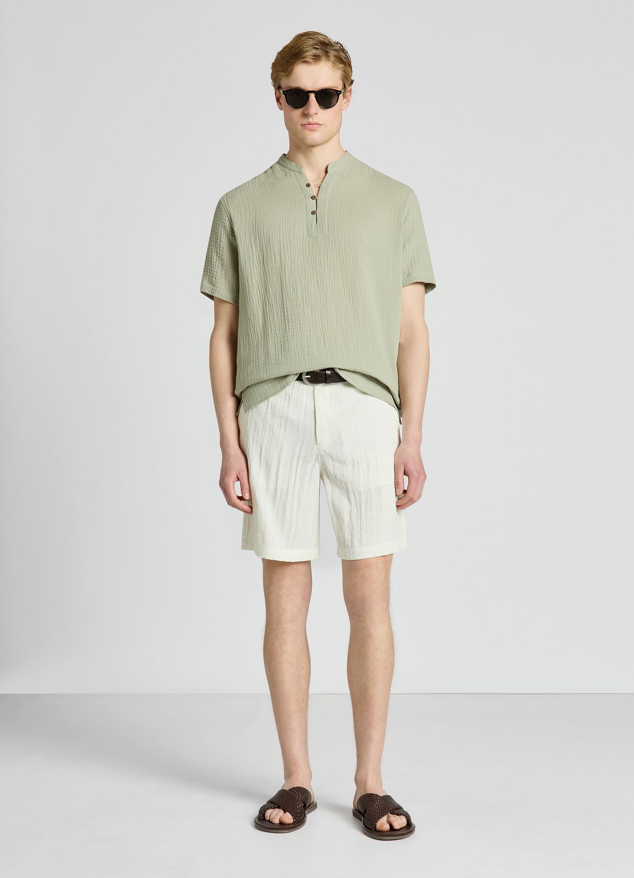 Camicia con collo alla coreana e bottoni