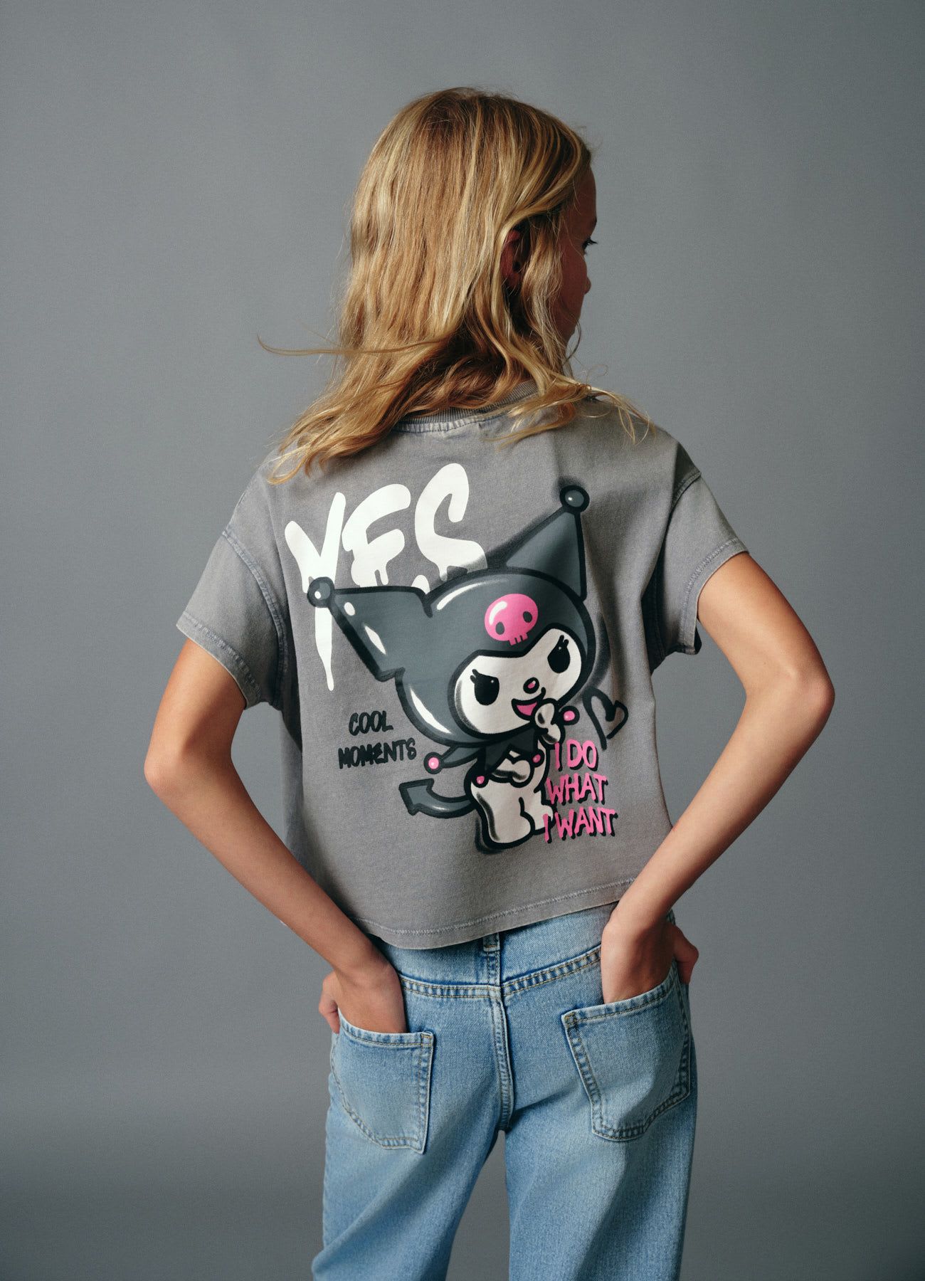 T-shirt con stampa Kuromi e scritte