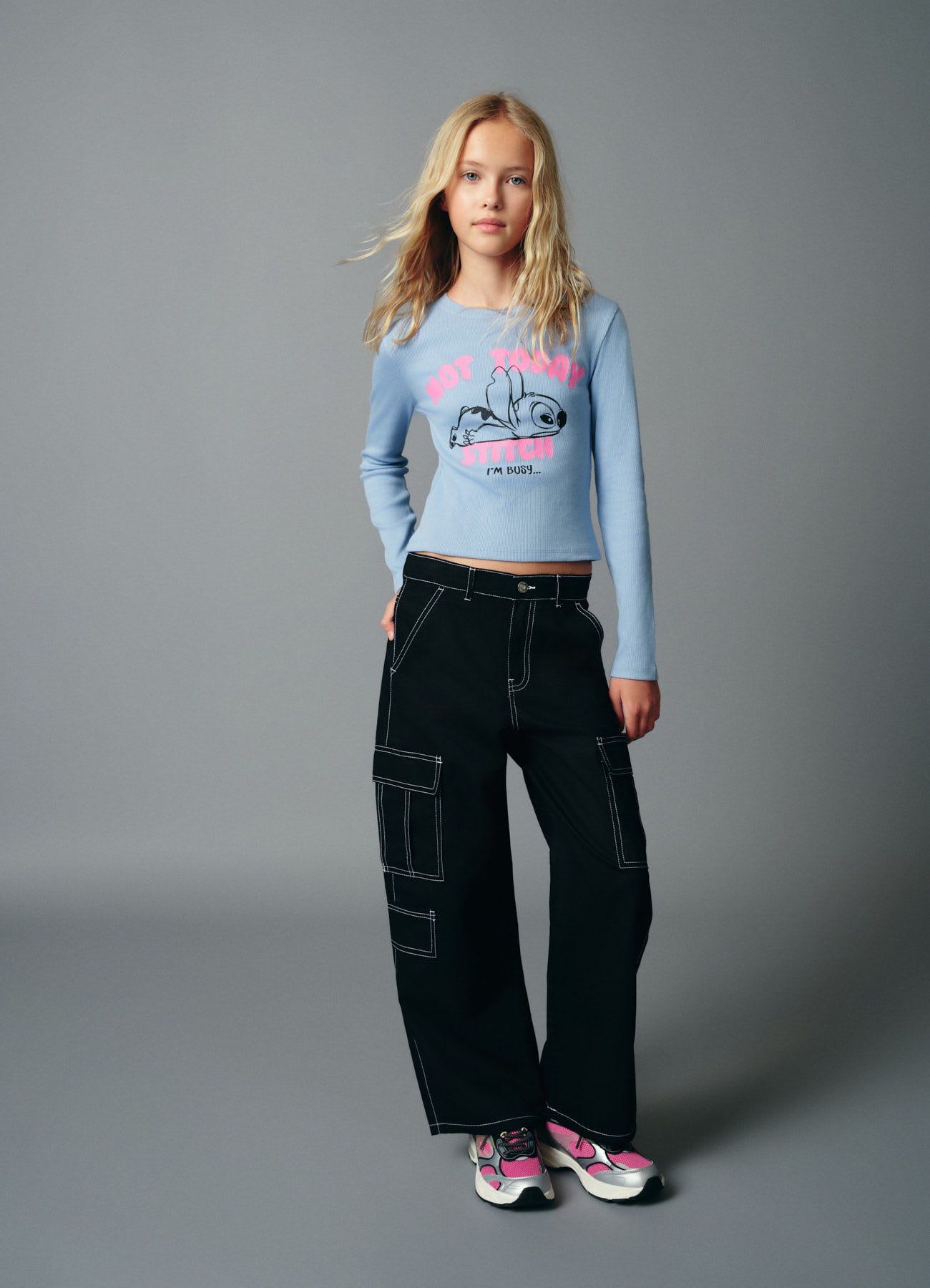 Pantaloni cargo con cuciture a contrasto