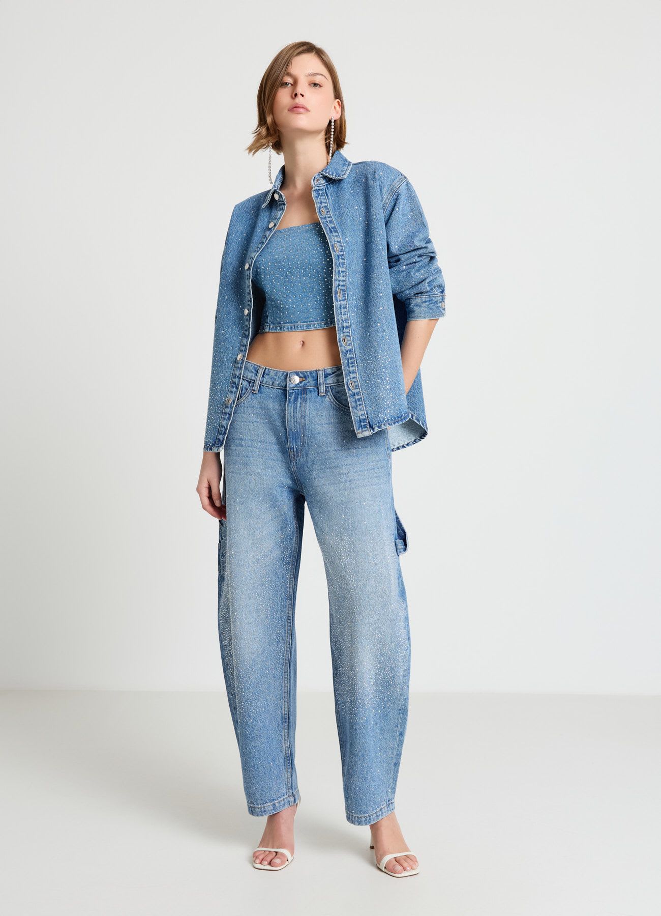Jeans cargo con strass