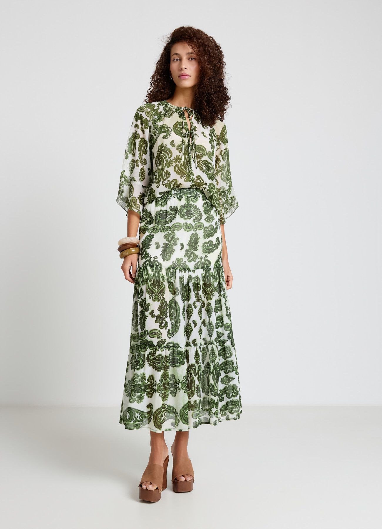 Blusa con laccetti e stampa paisley