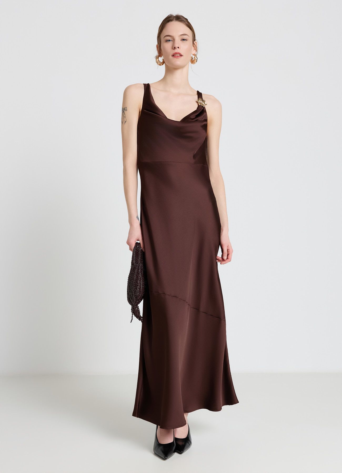 Vestito lungo con scollo sciallato e fibbia fiore