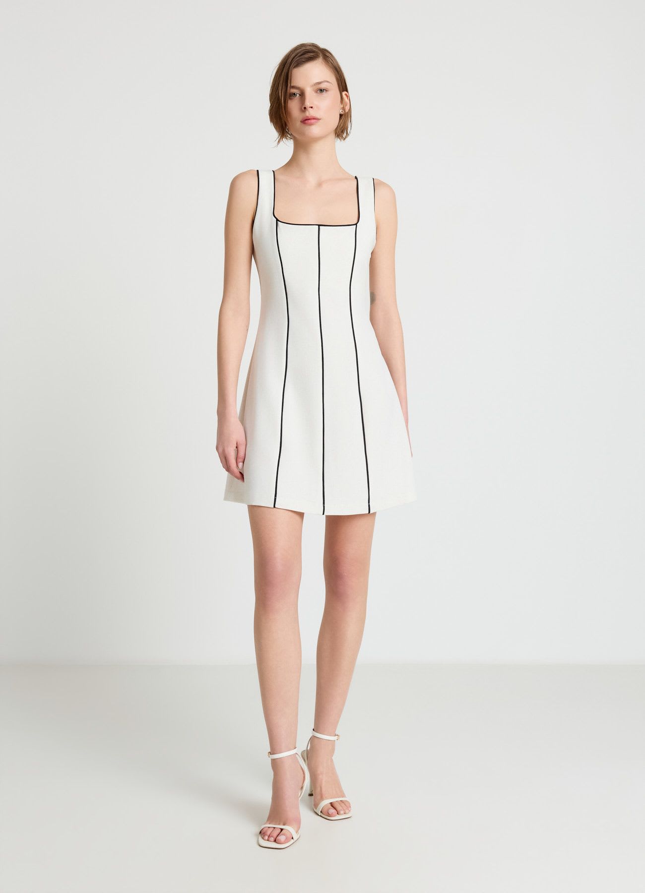 Vestito corto con profili a contrasto