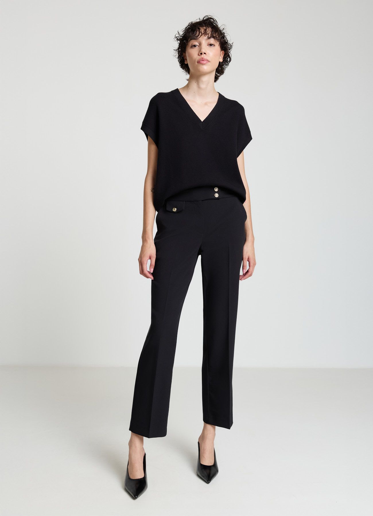 Pantaloni chino slim con bottoni decorativi