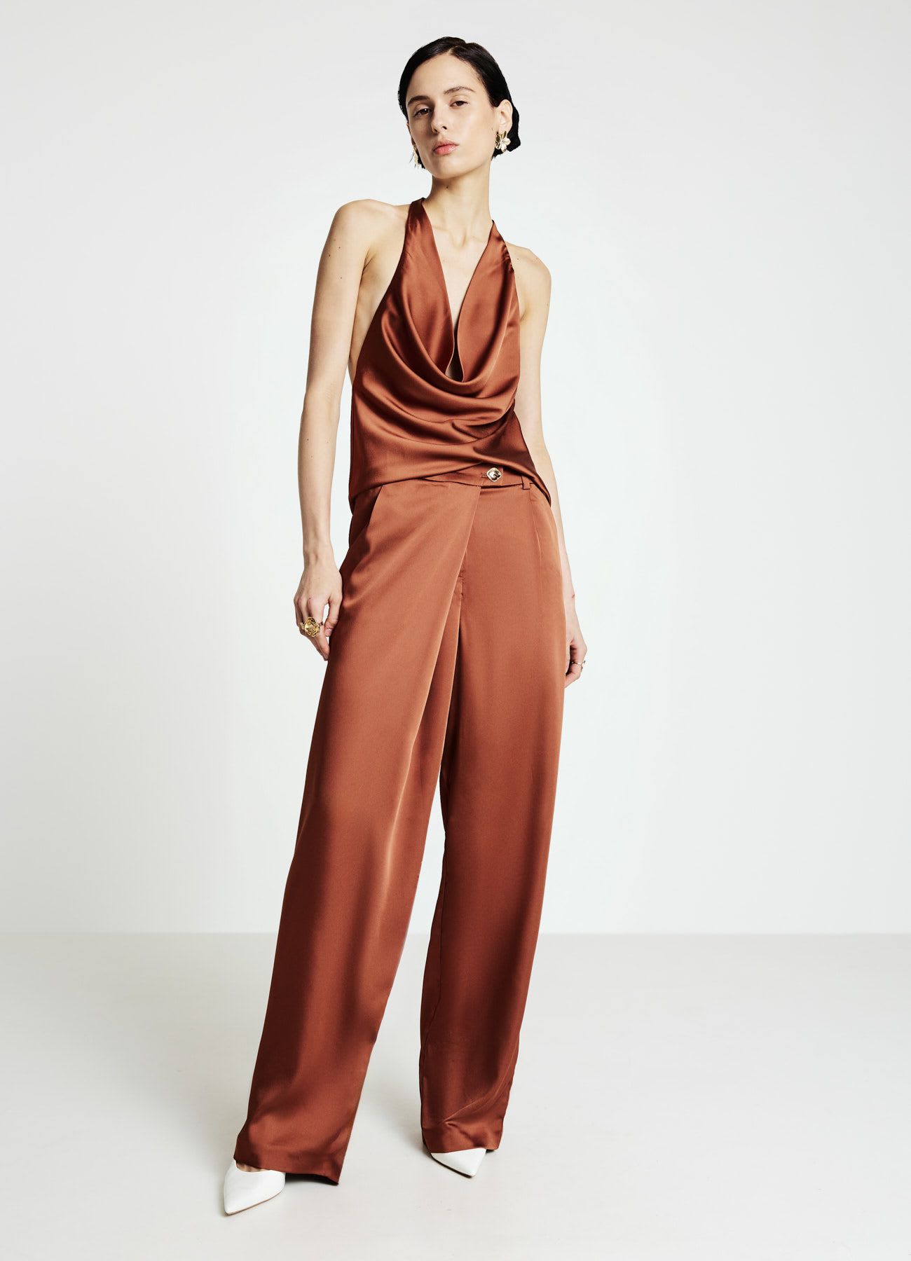 Pantaloni palazzo similsatin con piega asimmetrica