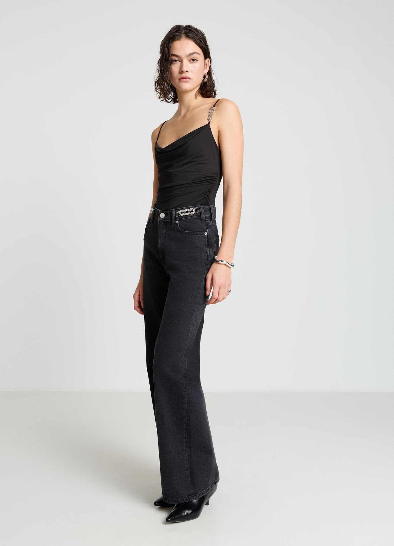 Jeans wide leg con catena strass