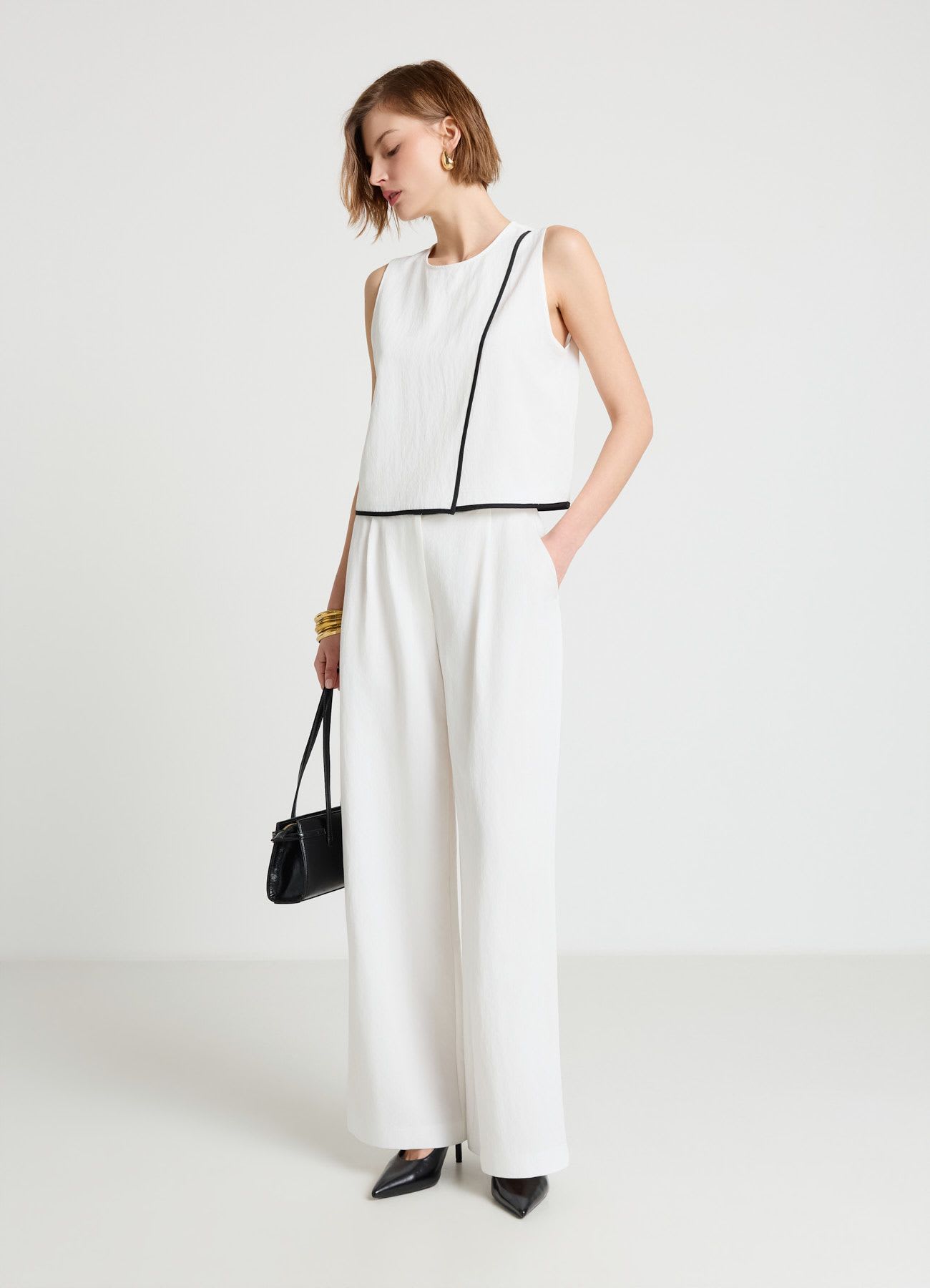 Pantaloni palazzo con pinces e piping