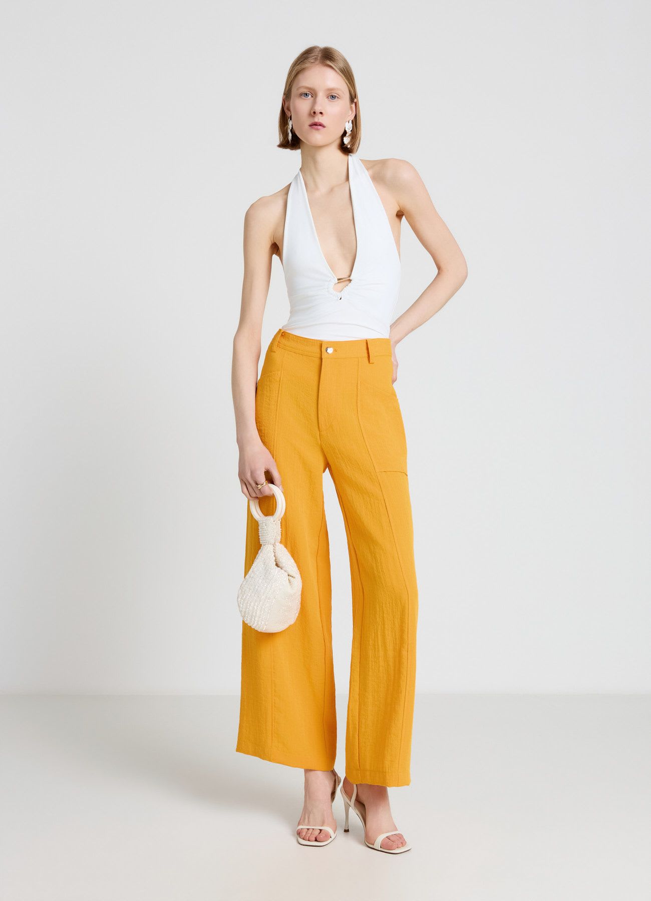 Top allacciato al collo con cut-out e arricciatura