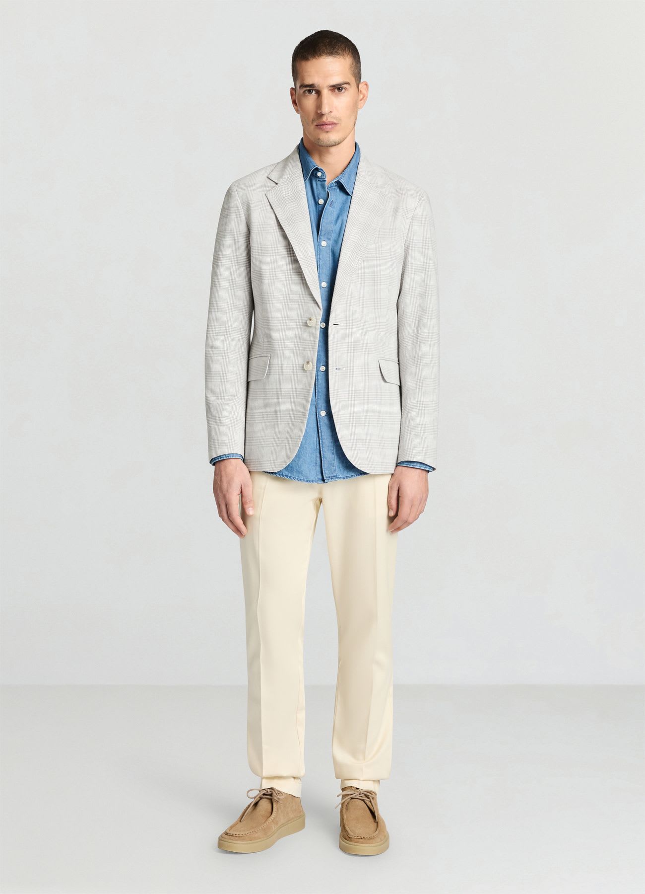 Pantaloni con pinces e tasche a filetto