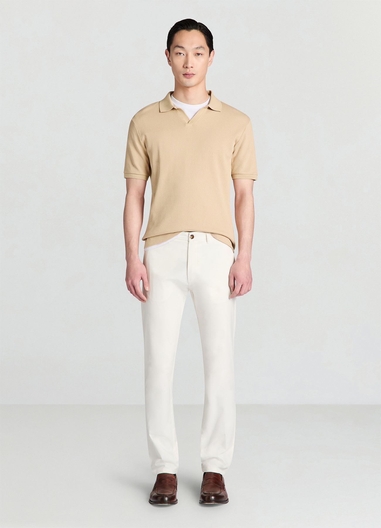 T-shirt con colletto a polo e scollo a V
