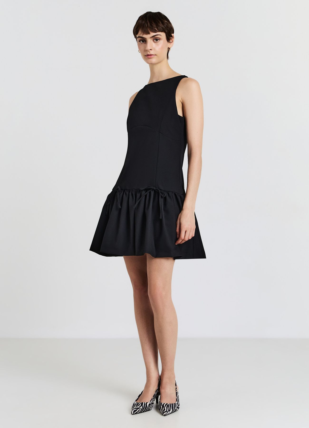 Vestito smanicato balza