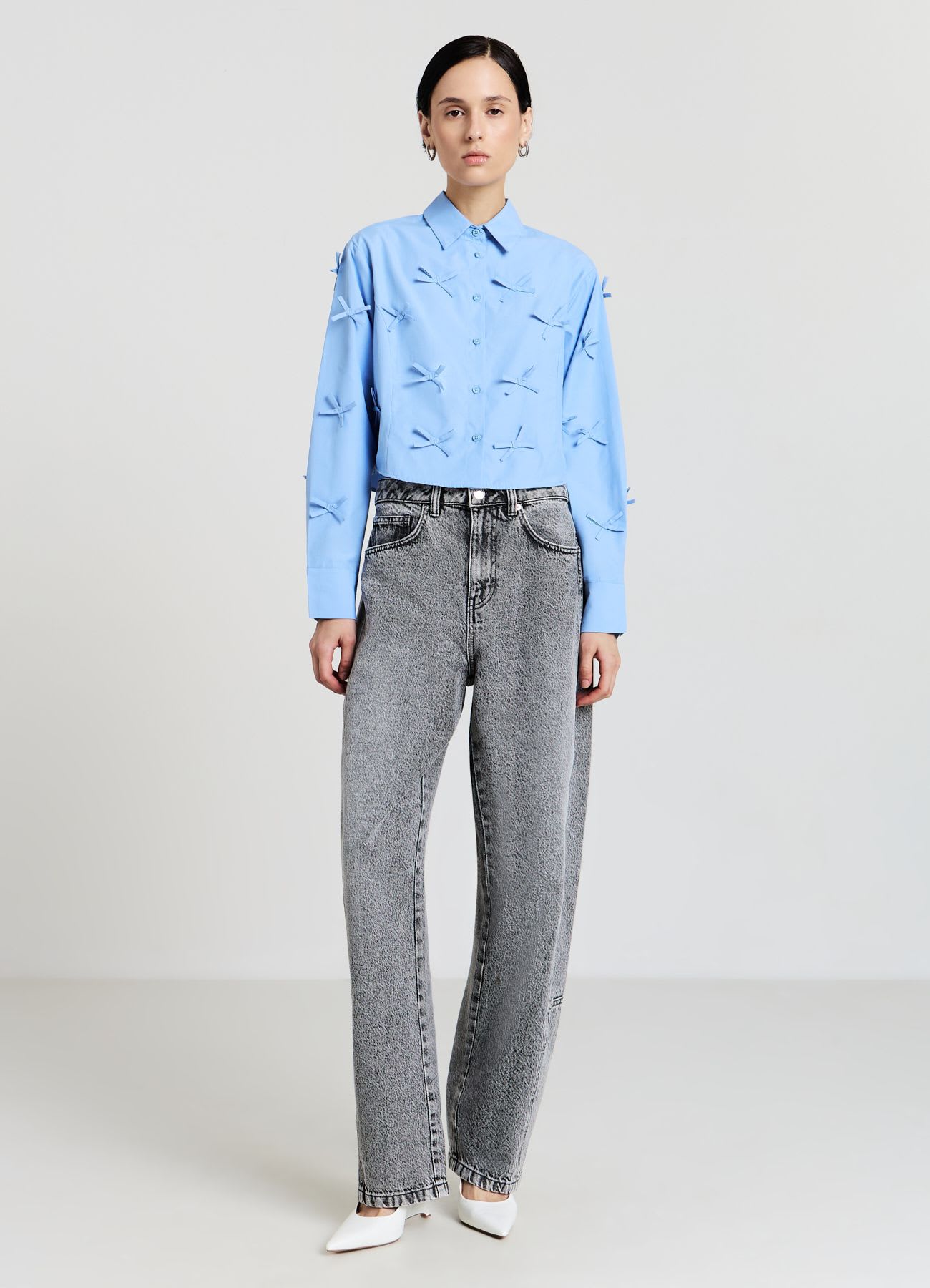 Camicia crop con fiocchi applicati
