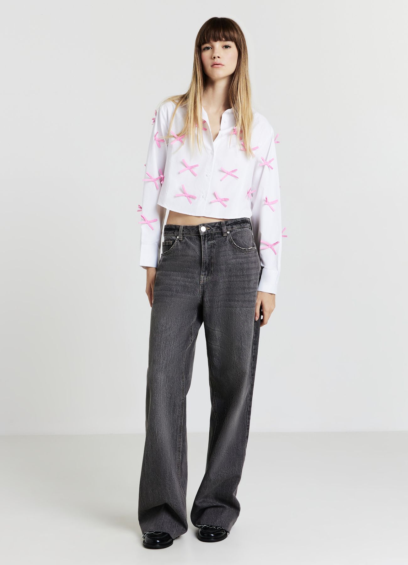 Camicia crop con fiocchi applicati