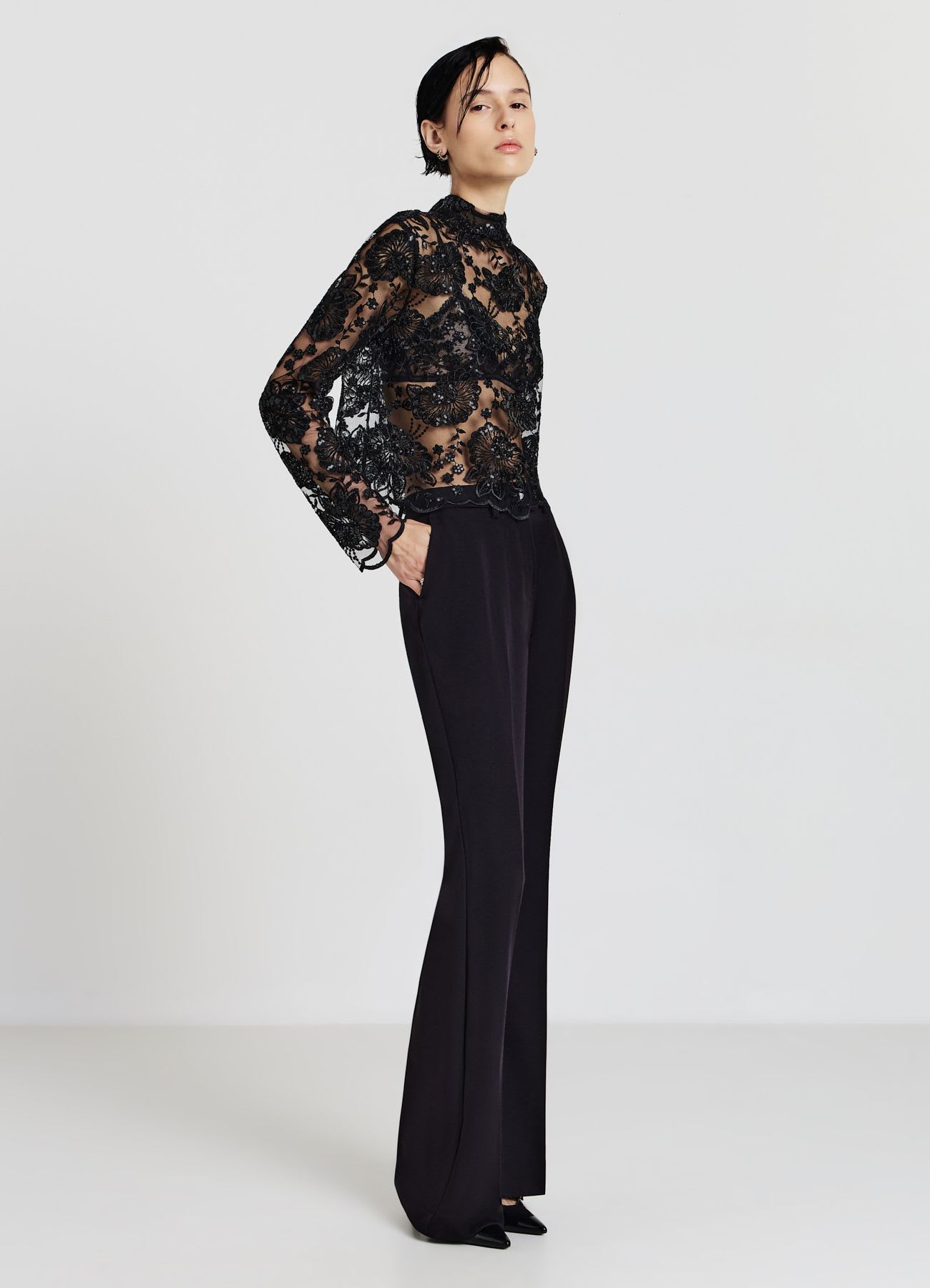 Blusa con paillettes e ricamo floreale