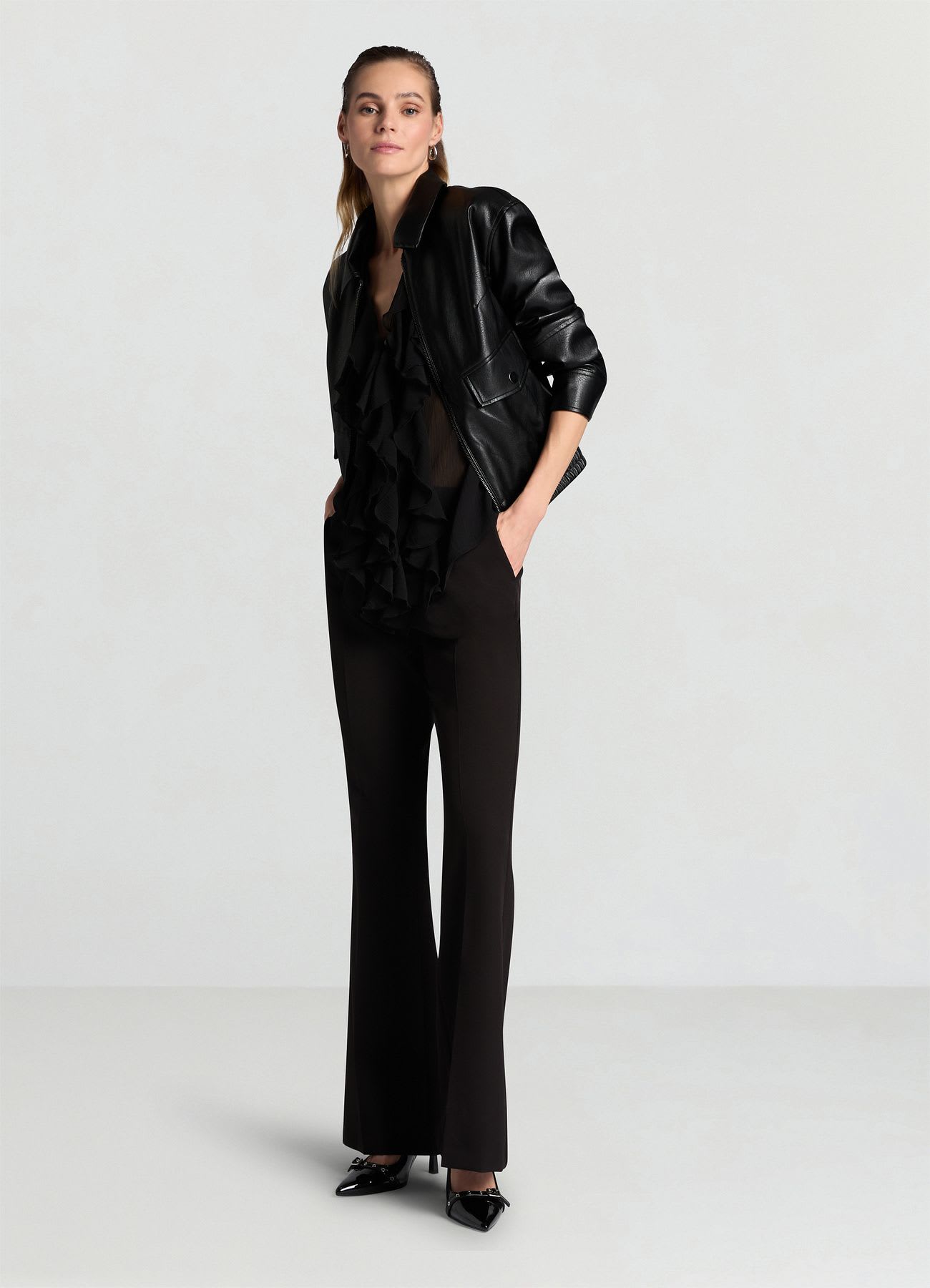 Blusa con volant e scollo a V