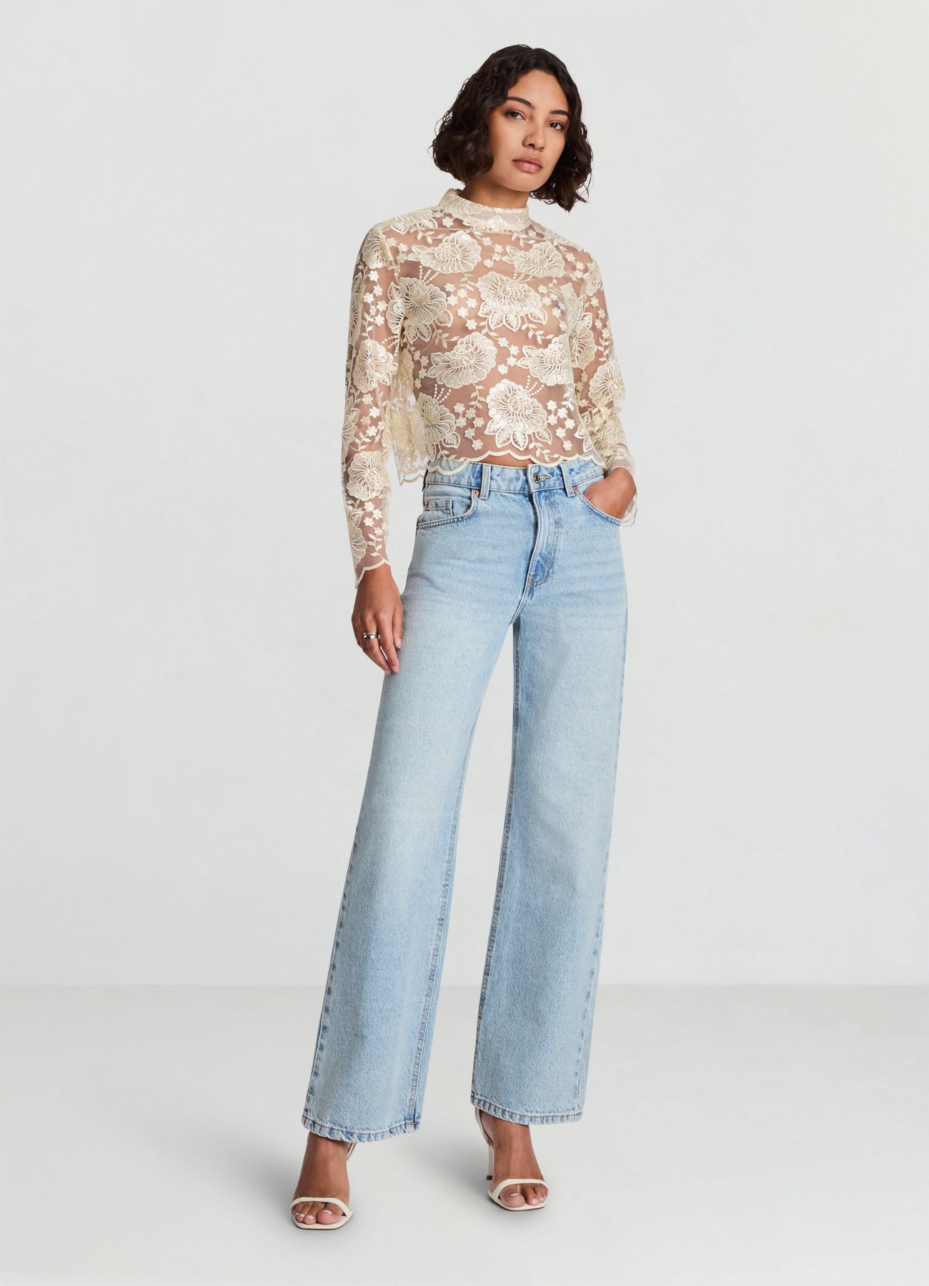 Blusa in pizzo con paillettes
