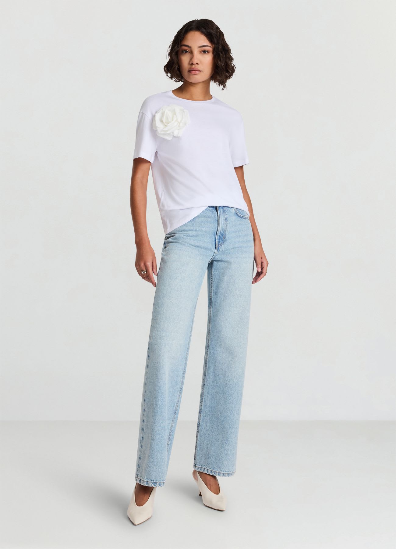 T-shirt con applicazione fiore
