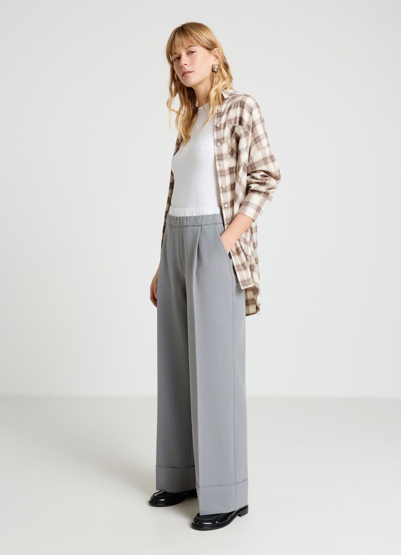 Pantaloni palazzo con risvolto e fascia in vita