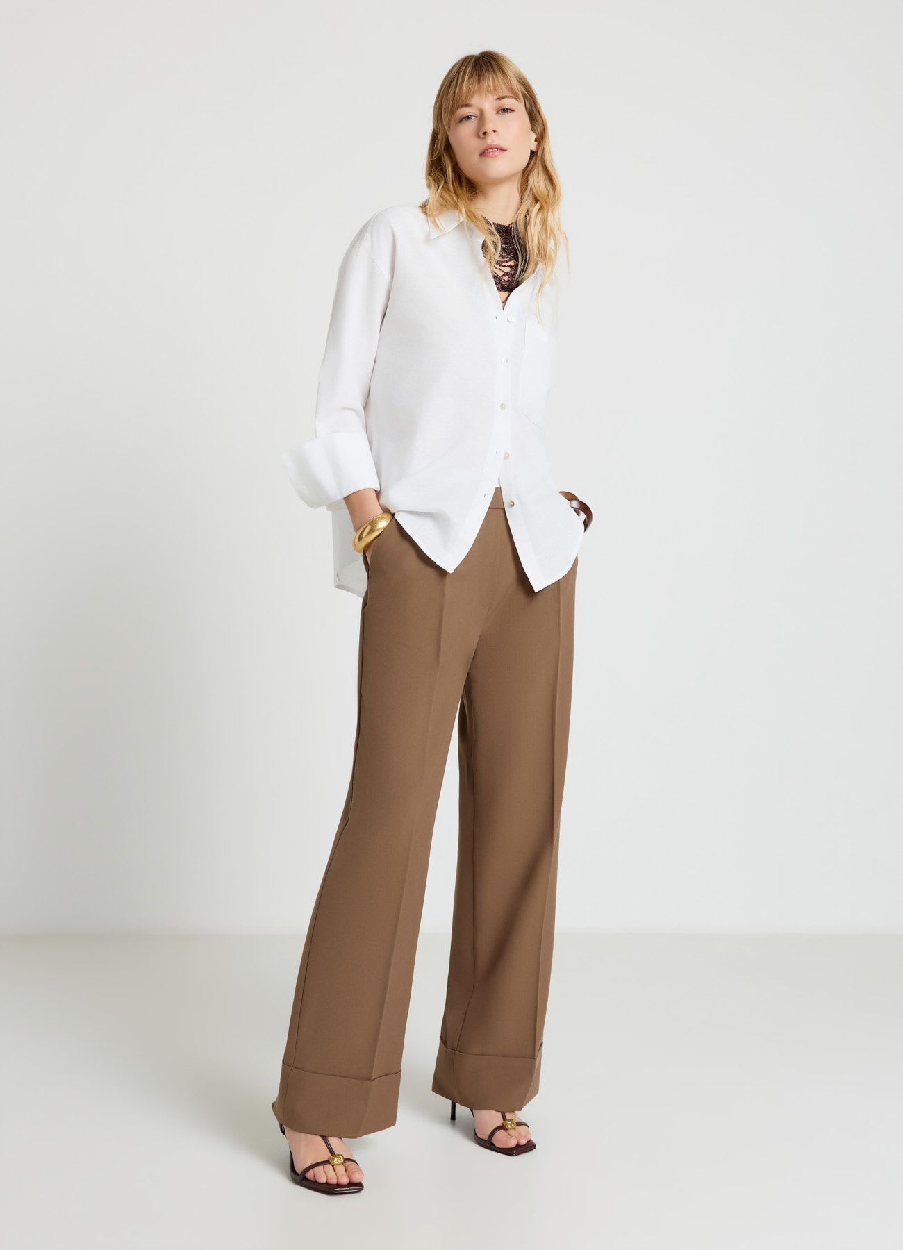 Pantaloni palazzo con risvolto e fascia in vita