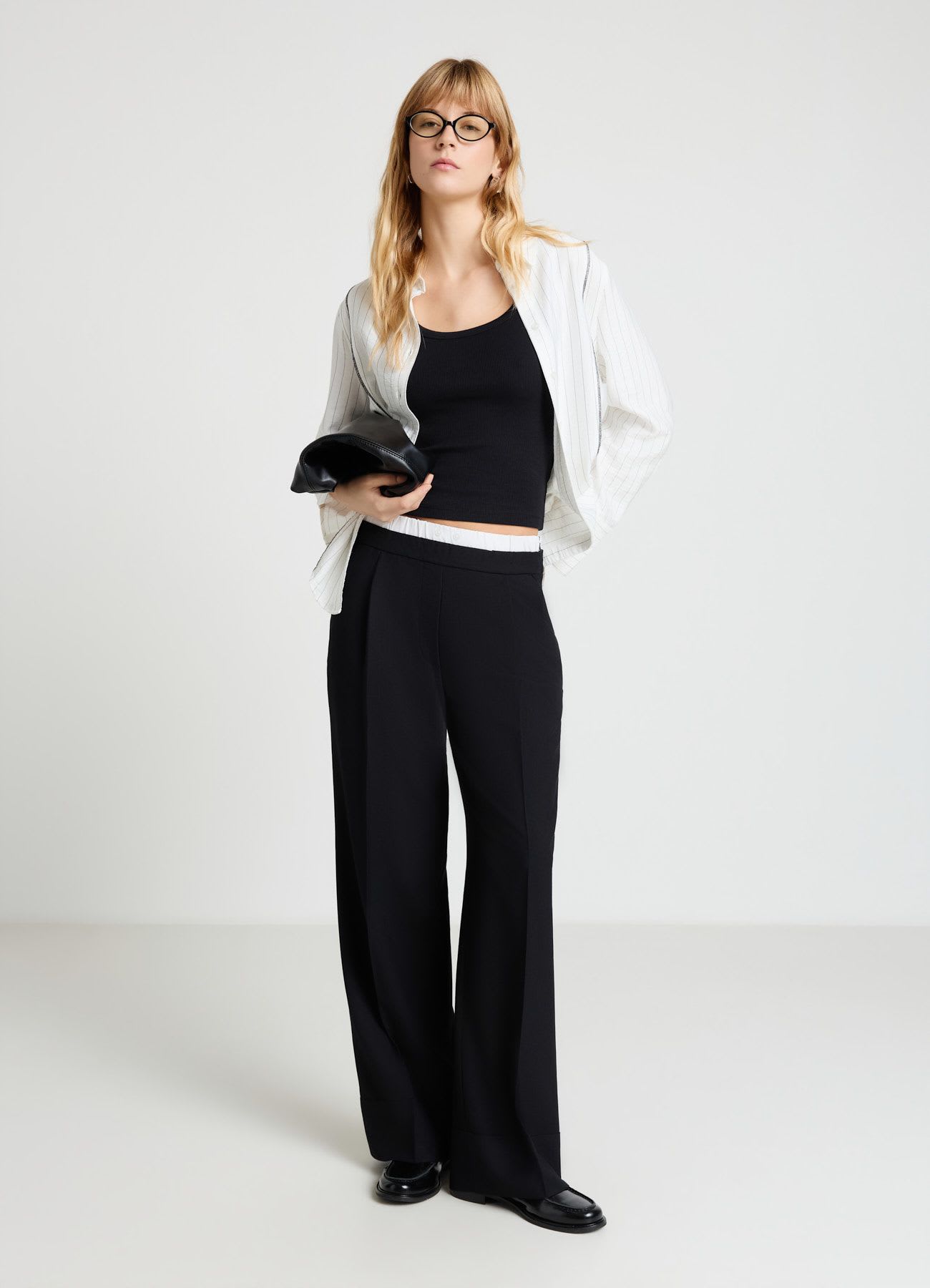Pantaloni palazzo con risvolto e fascia in vita