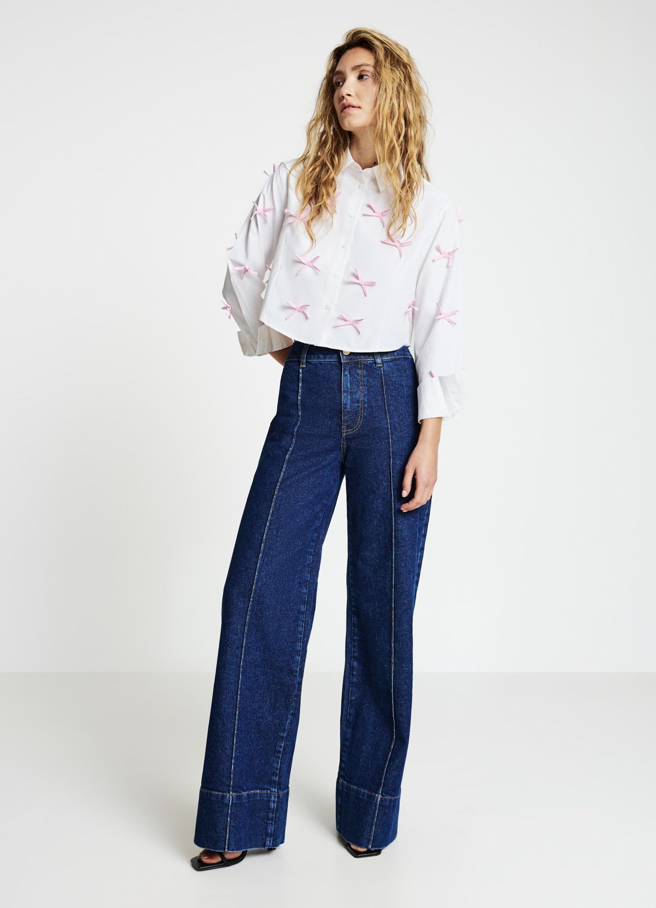 Camicia crop con fiocchi applicati