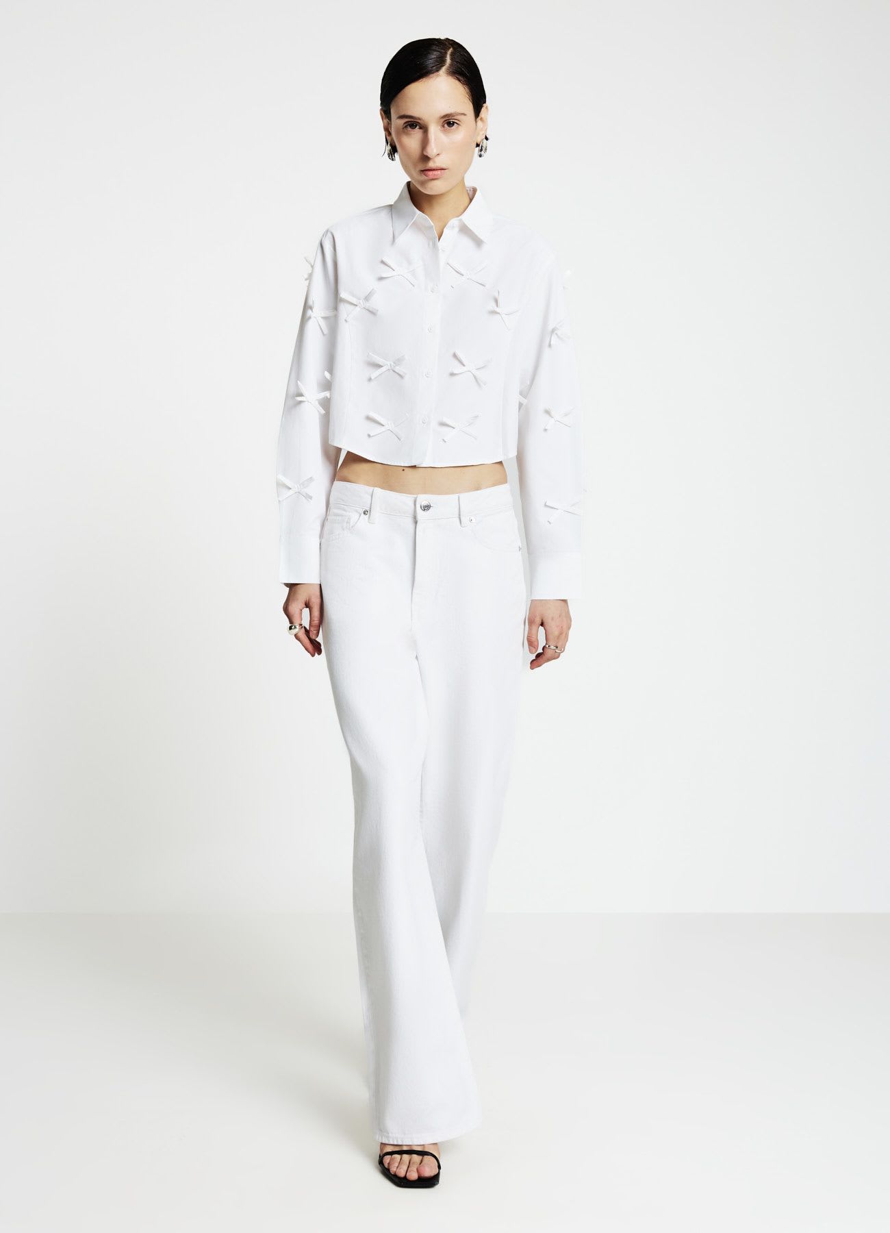 Camicia crop con fiocchi applicati