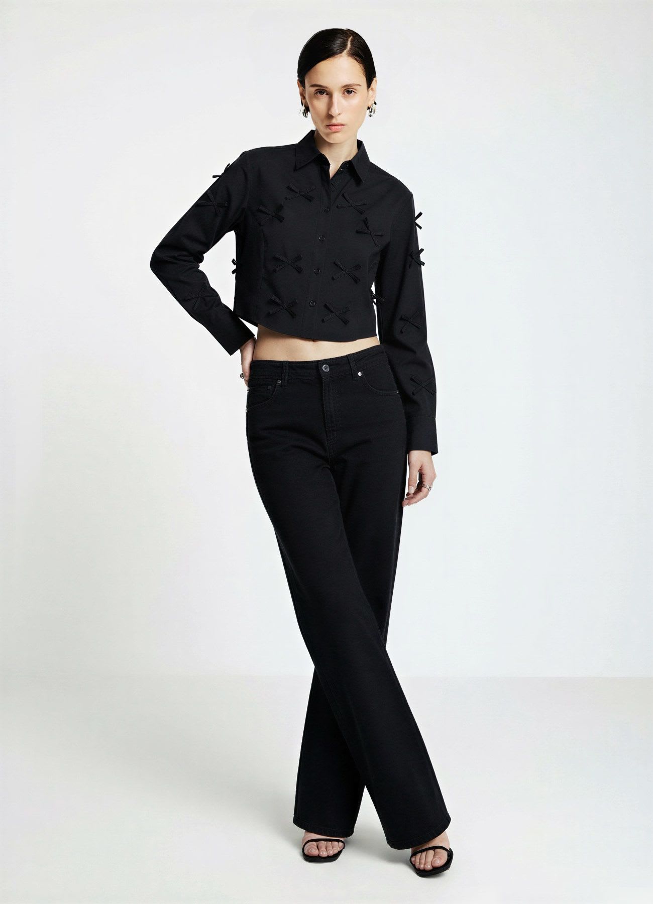 Camicia crop con fiocchi applicati