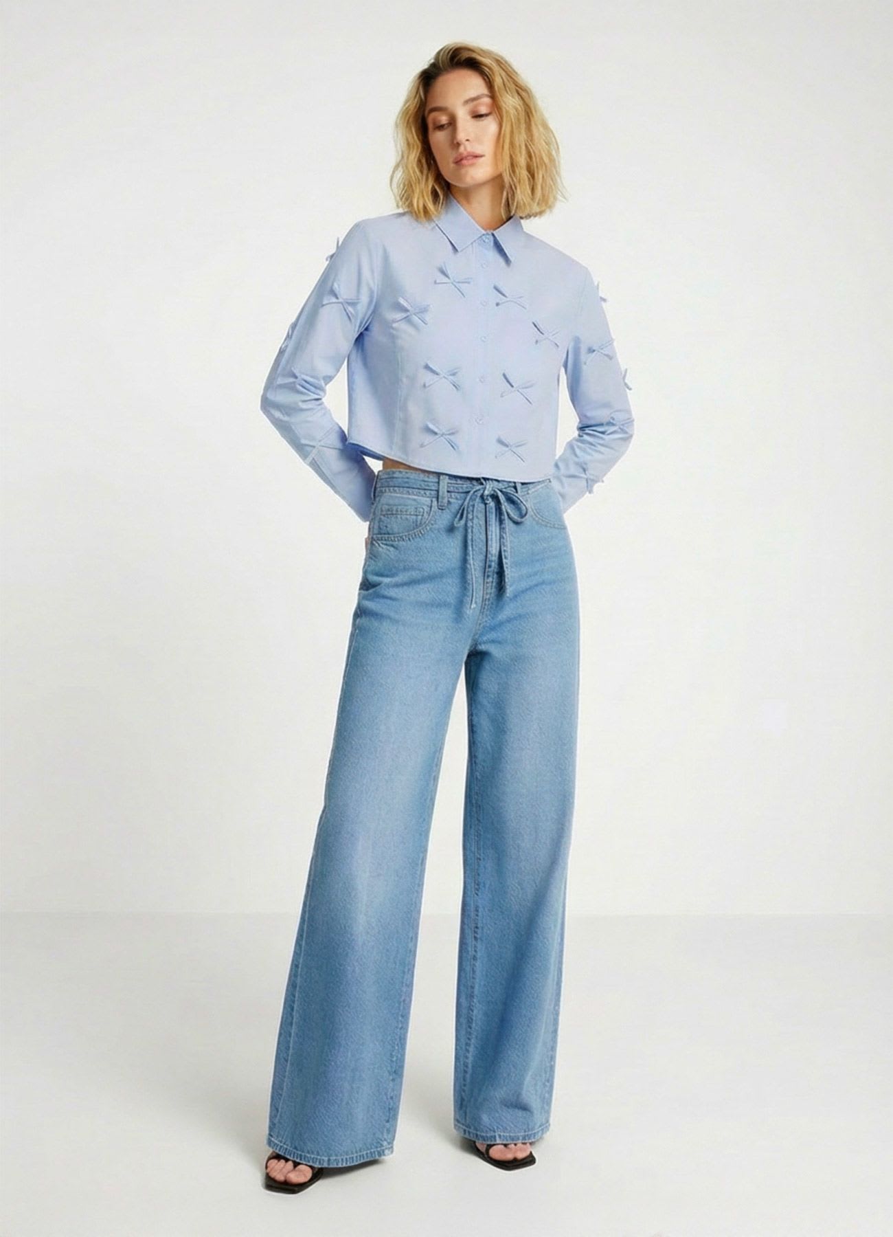 Camicia crop con fiocchi applicati