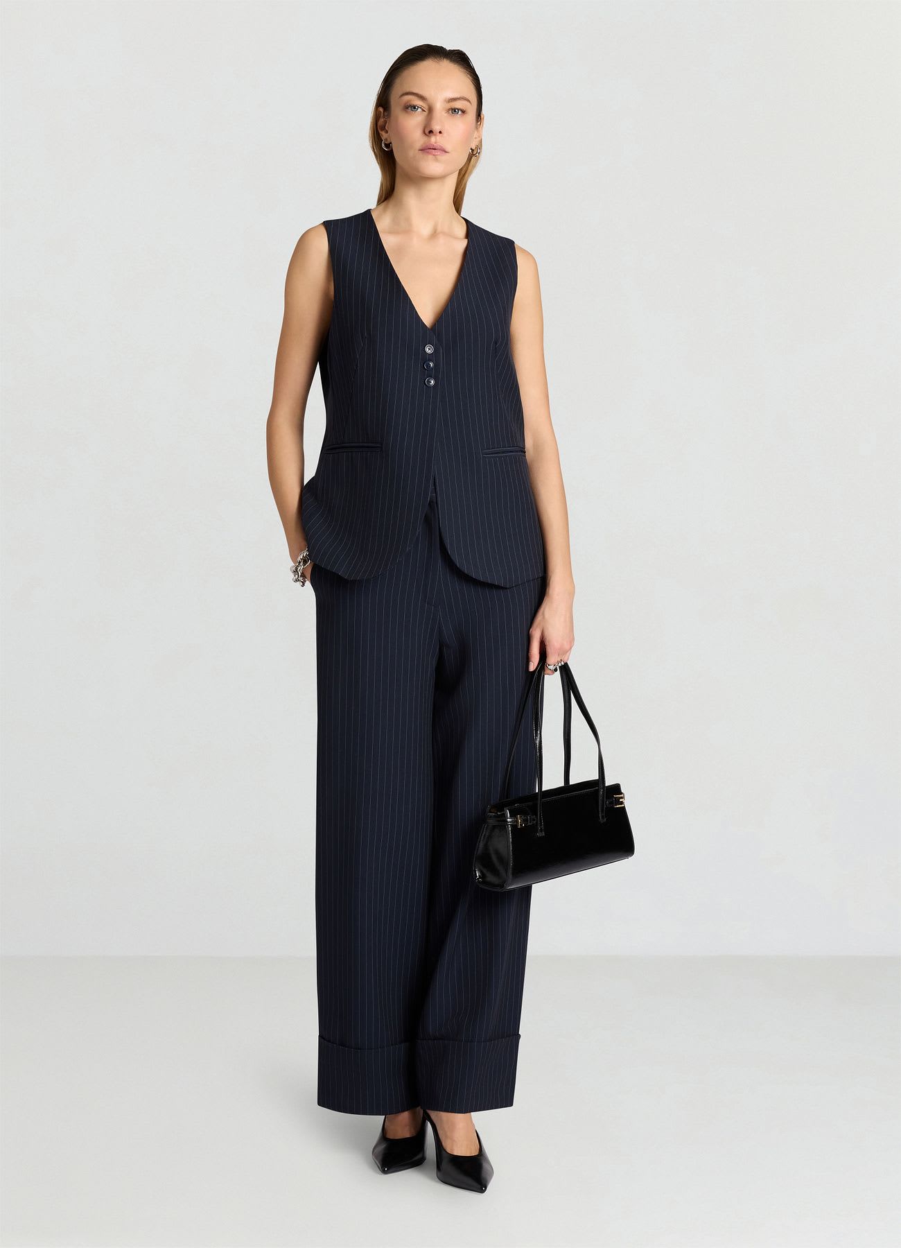 Gilet gessato con abbottonatura alta