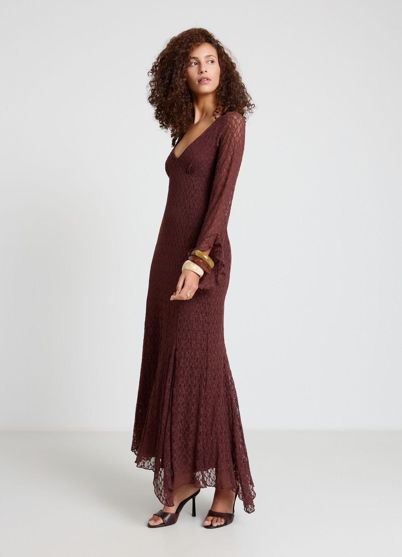 Vestito lungo in pizzo con scollo a V