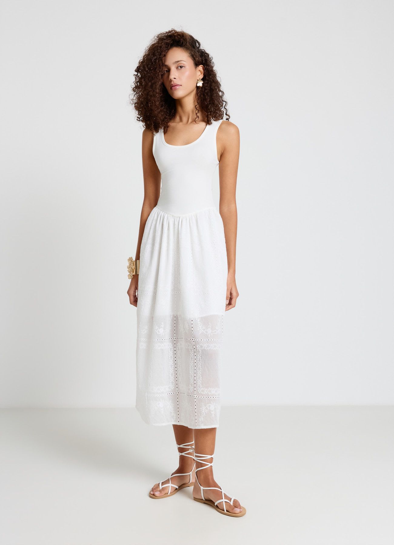 Vestito lungo smanicato con gonna ricamata