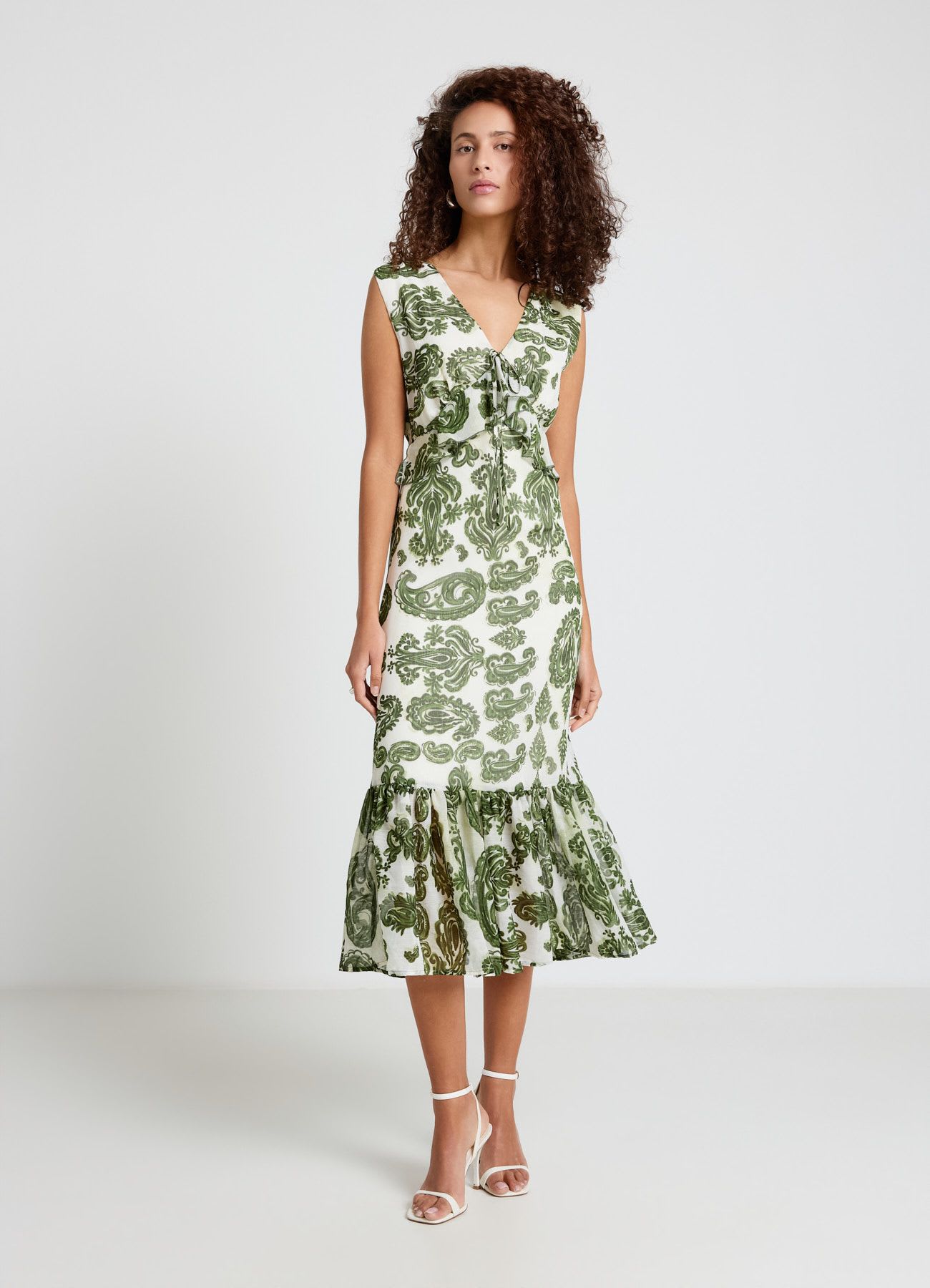 Vestito lungo con stampa paisley e scollo a V