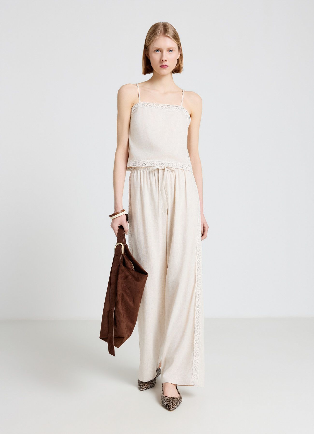 Pantaloni wide leg con coulisse e ricamo macramè