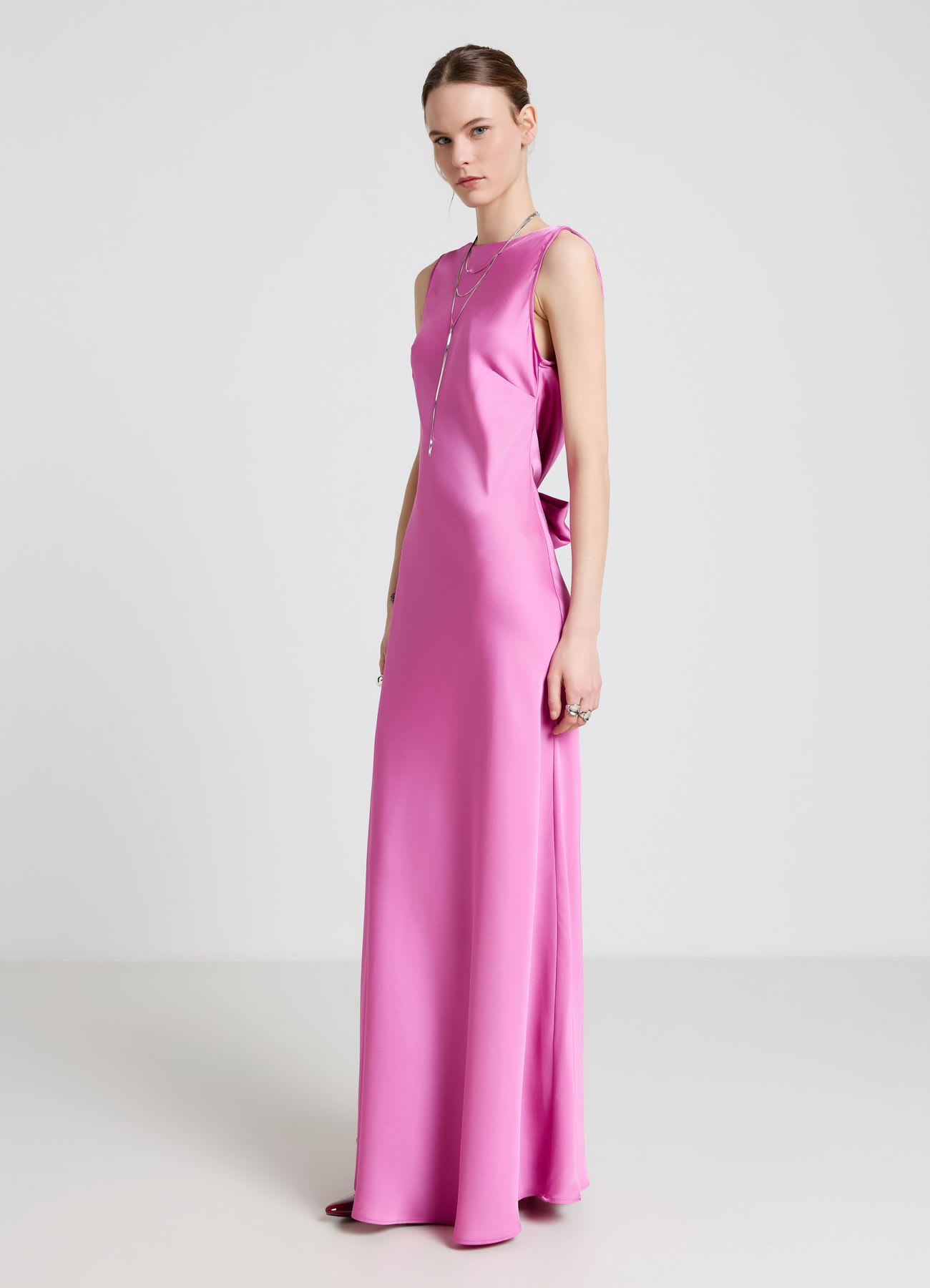 Vestito lungo similsatin con schiena scollata e fiocco