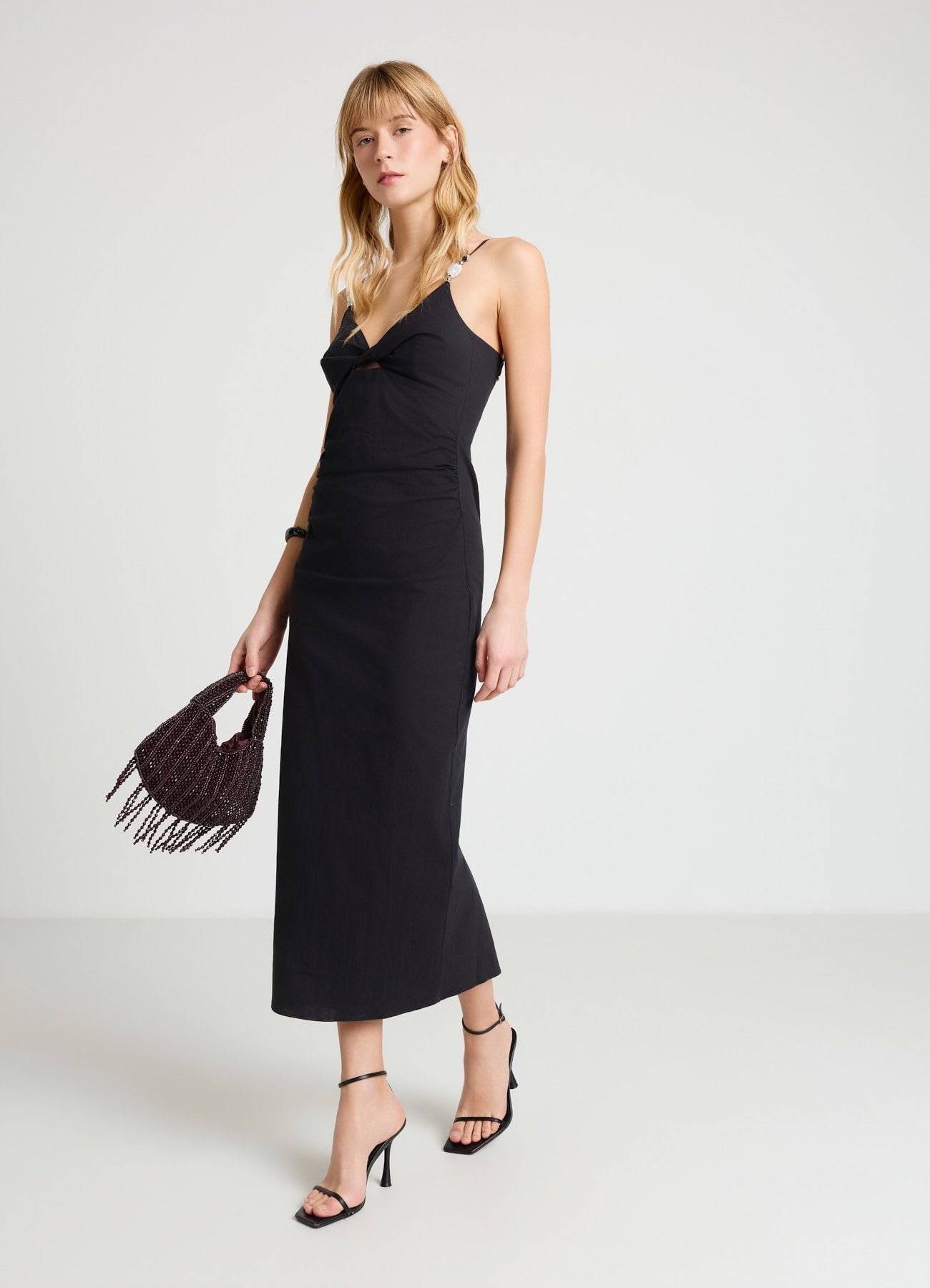 Abito lungo con cut-out e perline