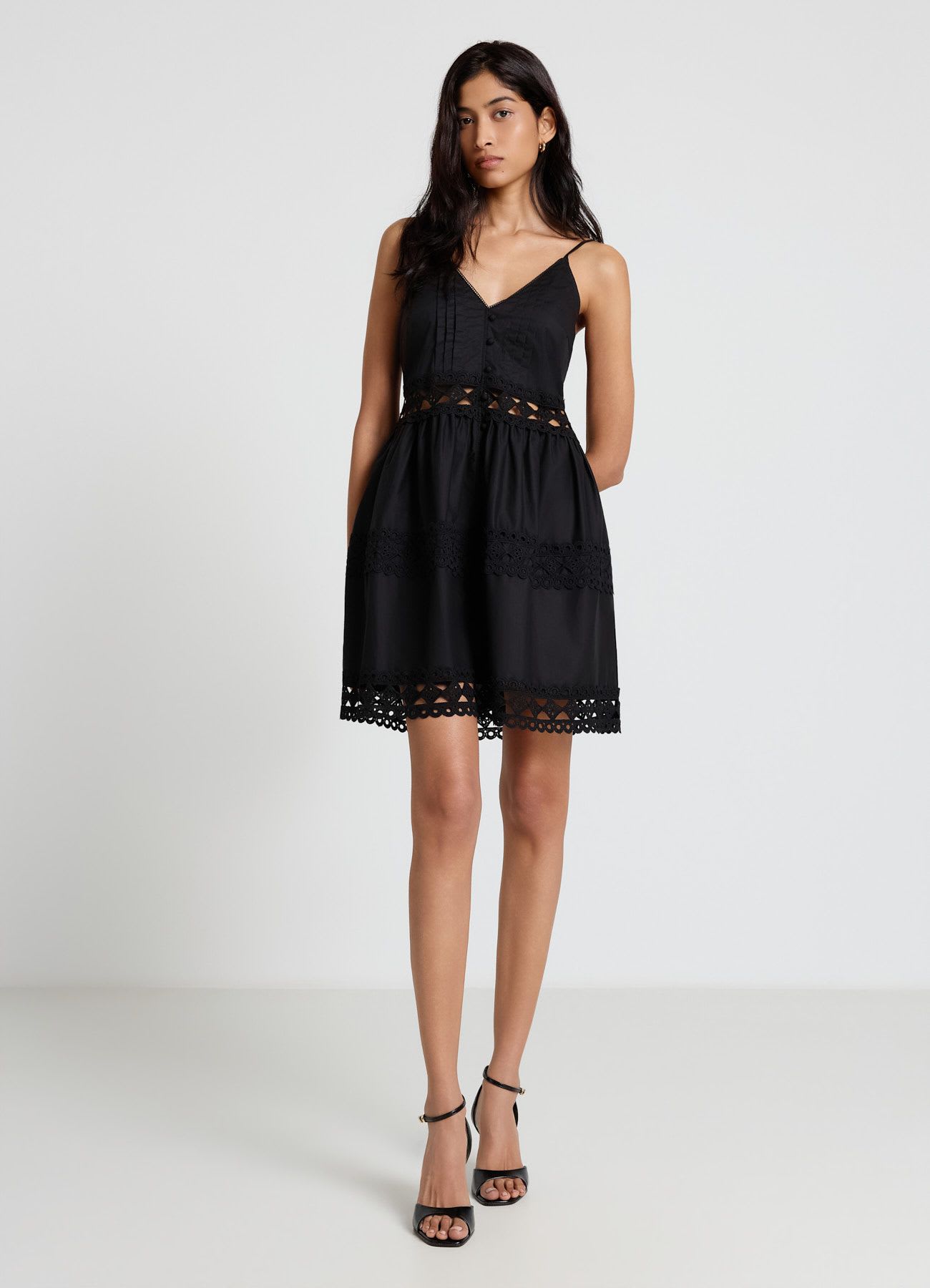 Vestito corto con spalline e inserti ricamati
