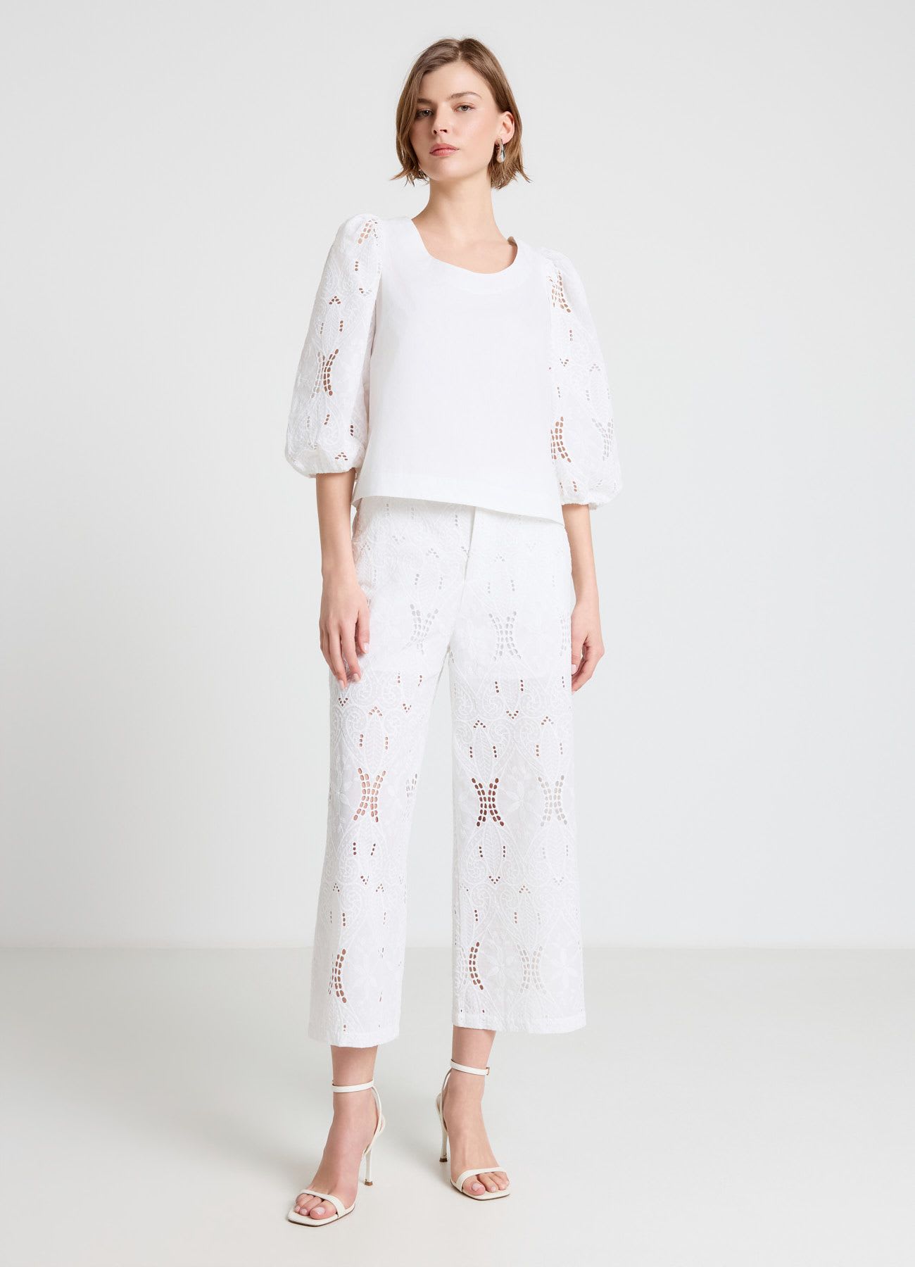 Blusa con maniche sangallo e scollo ampio