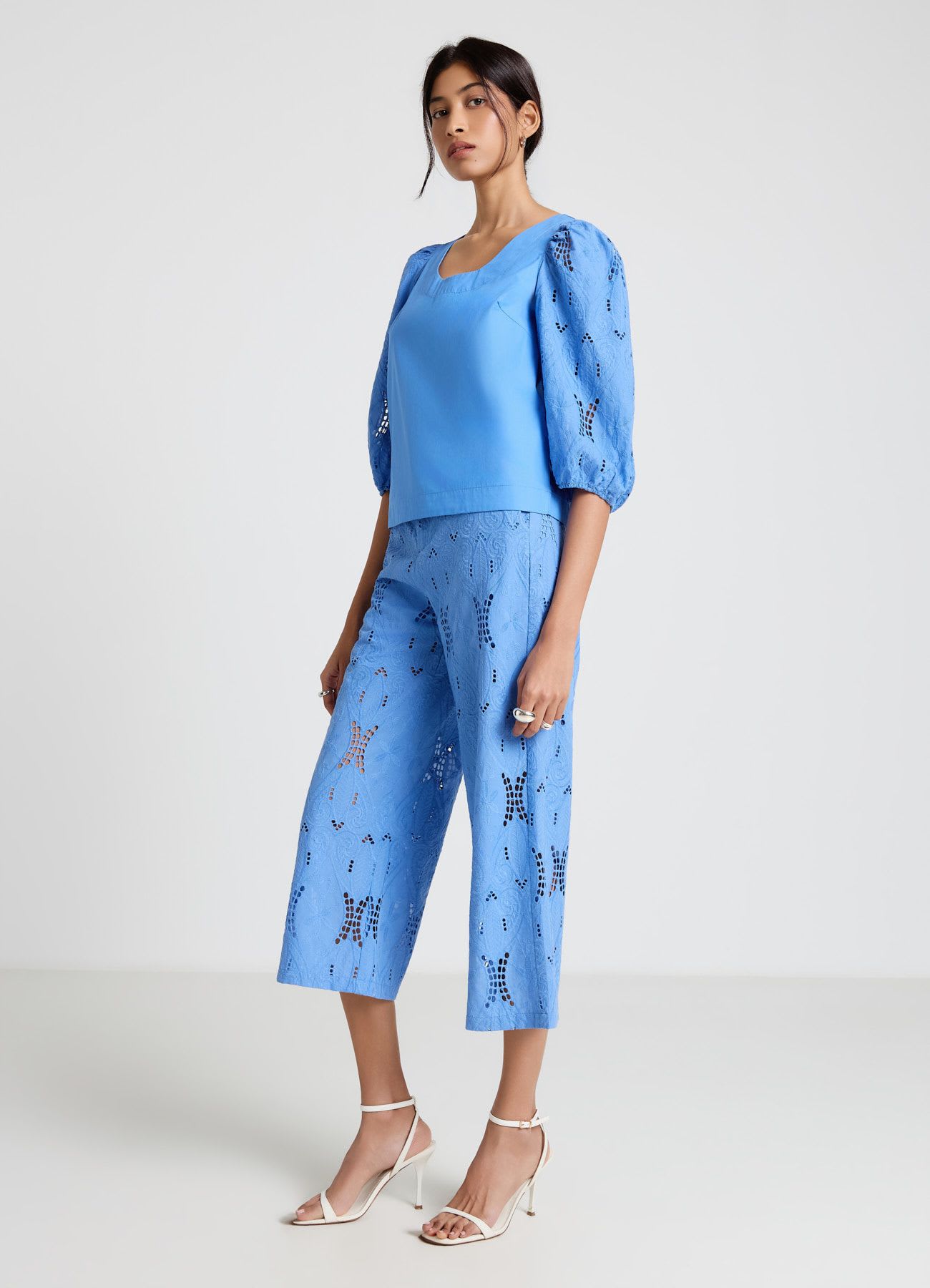 Blusa con maniche sangallo e scollo ampio