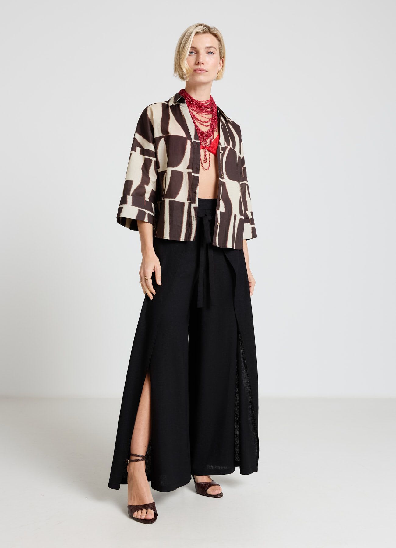 Camicia con scollo a V e stampa