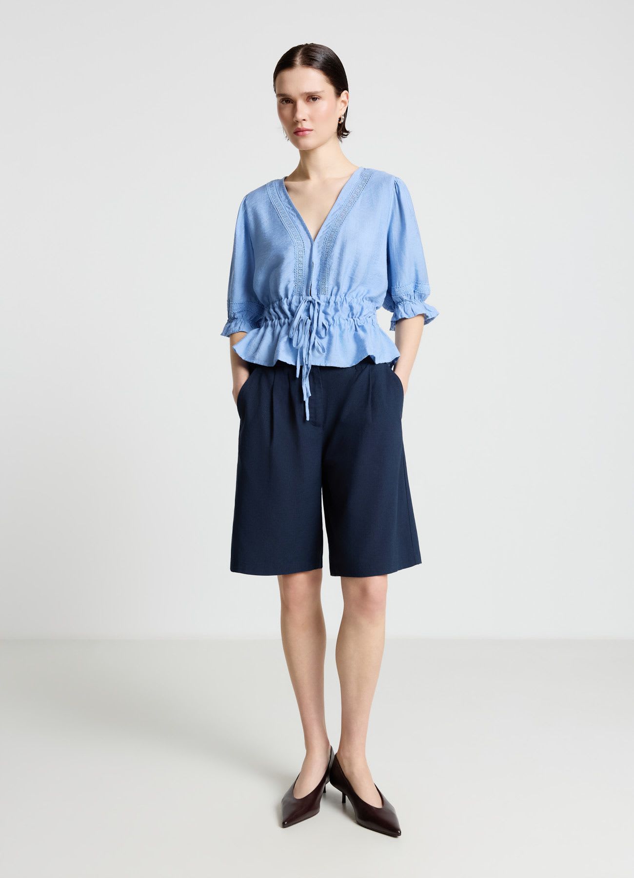 Shorts bermuda con fibbie in vita
