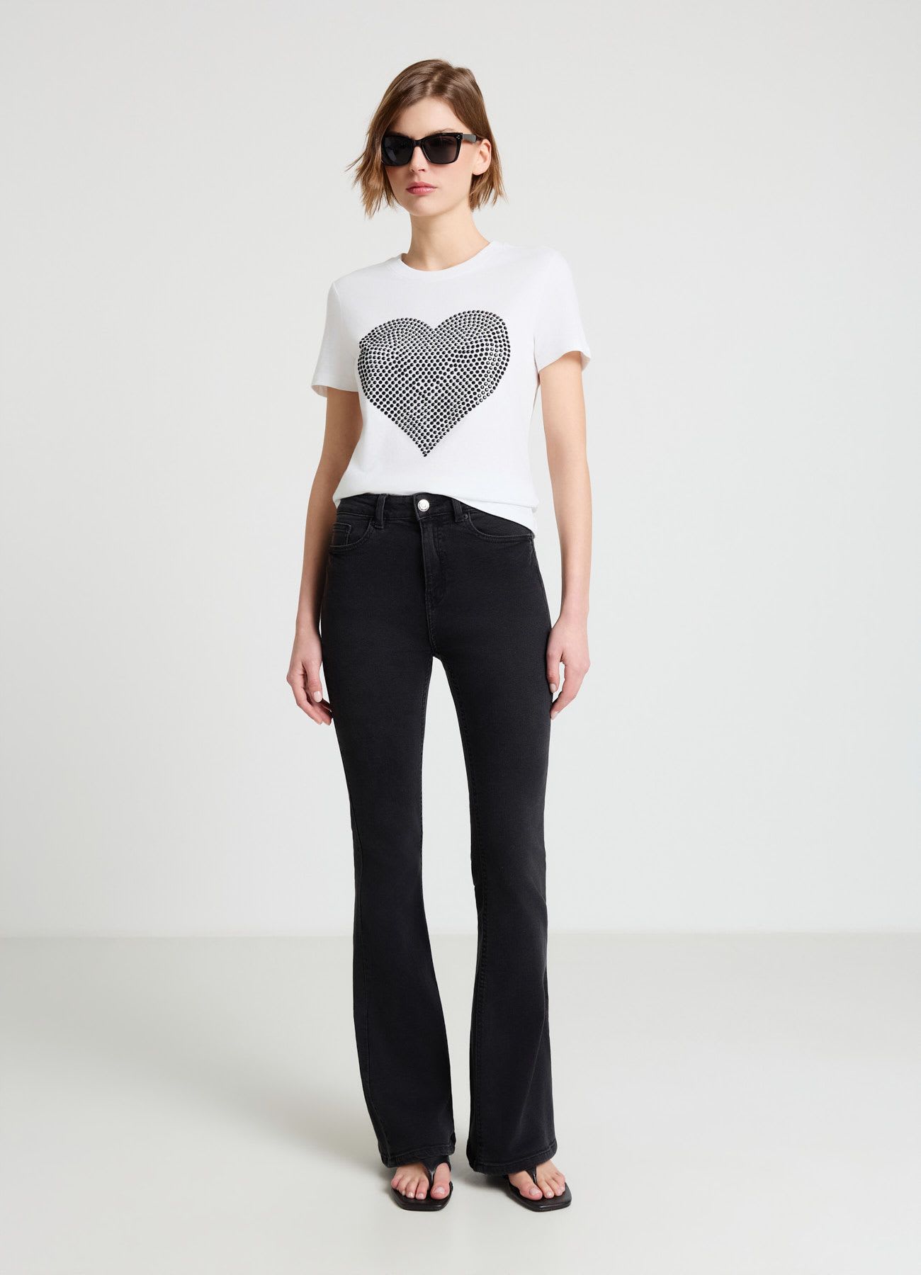 T-shirt con cuore di strass