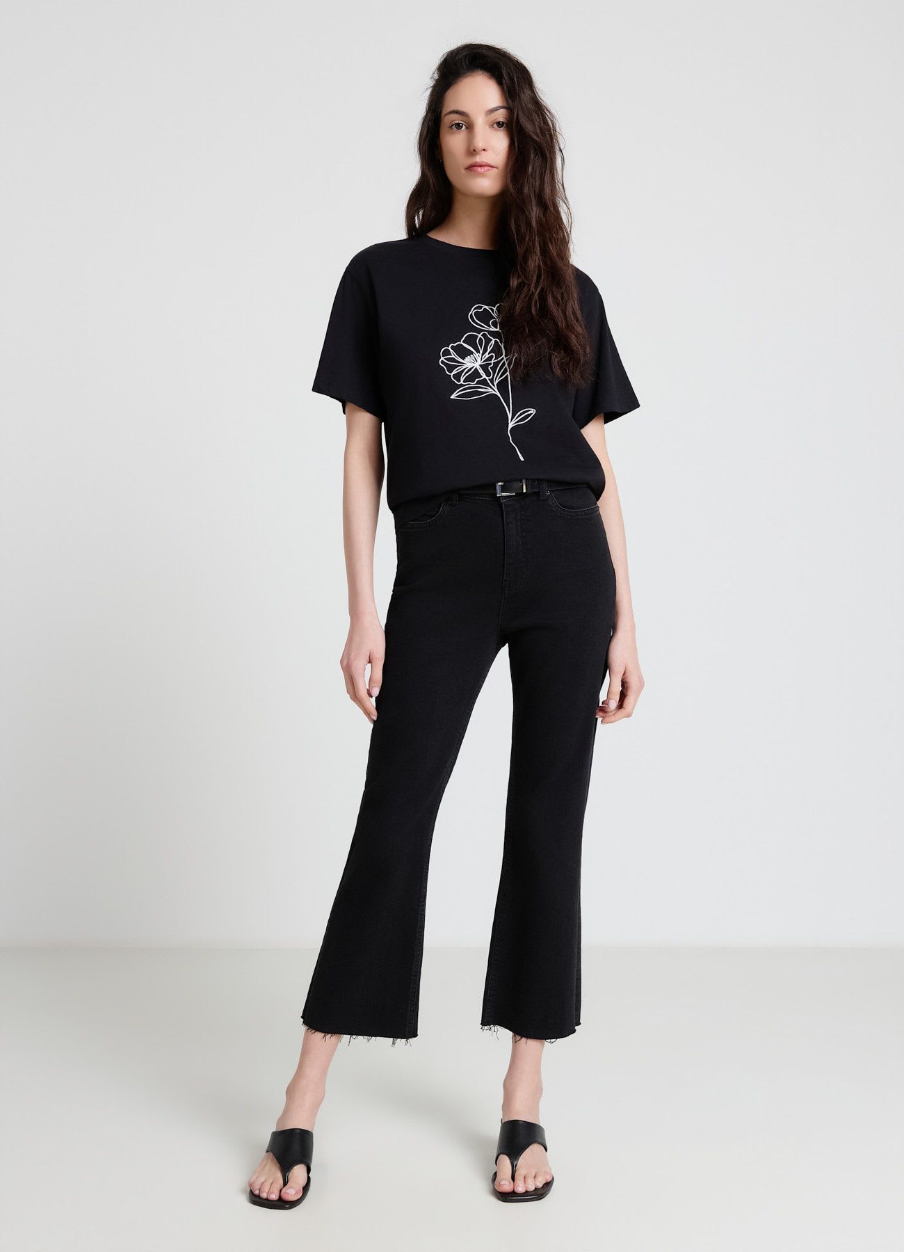 T-shirt con ricamo fiori