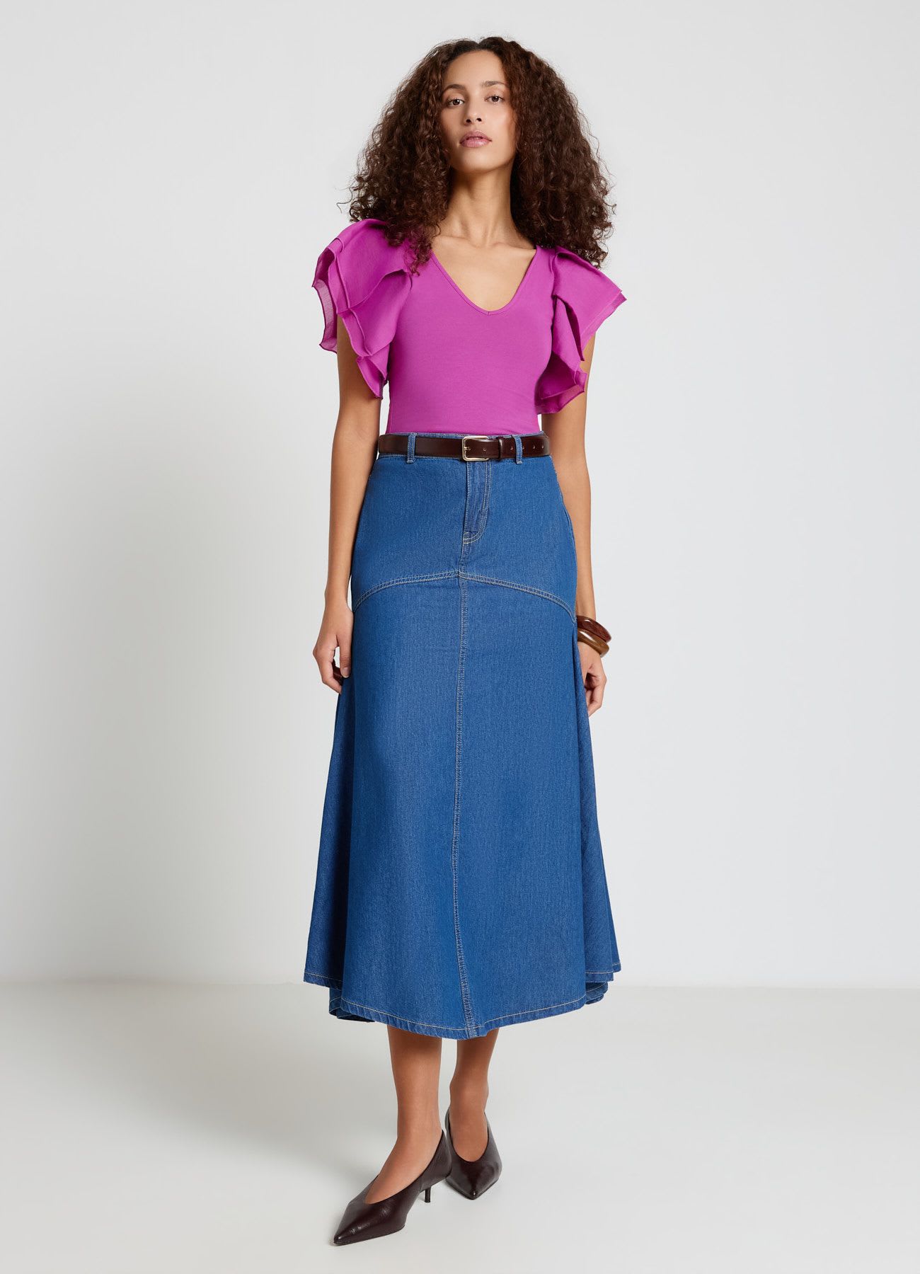 T-shirt con scollo a V e maniche a volant