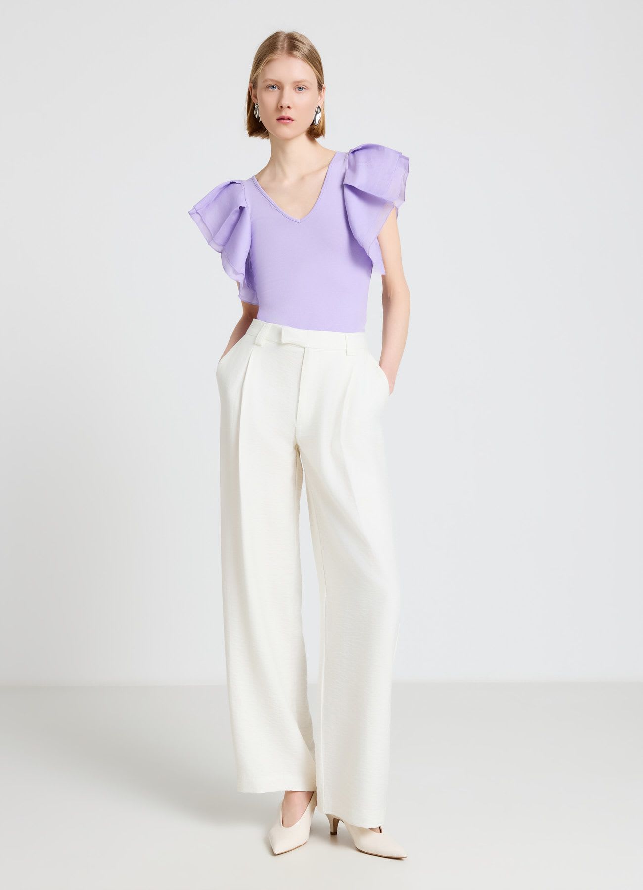 T-shirt con scollo a V e maniche a volant