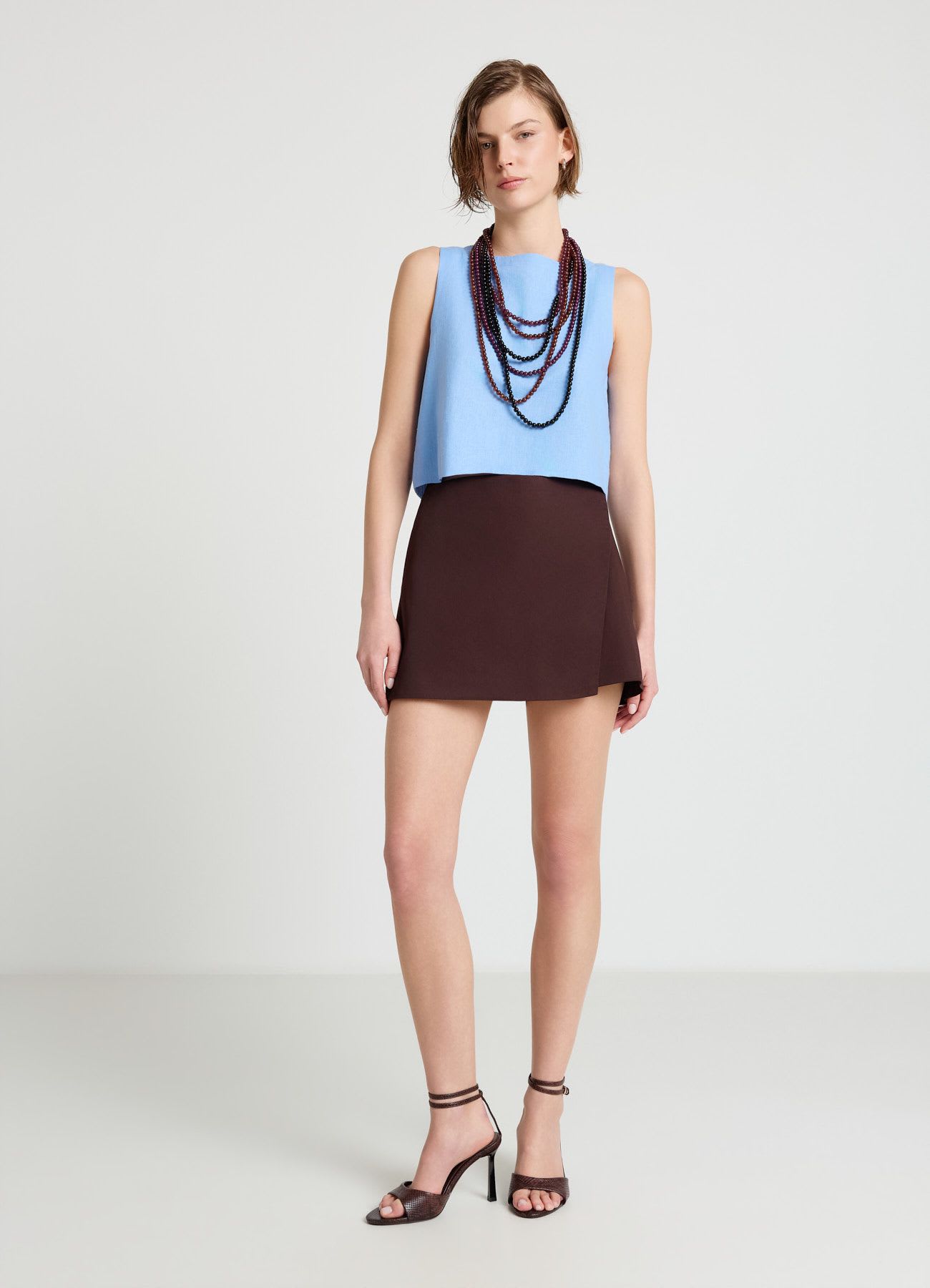 Top corto con bottoni sul retro