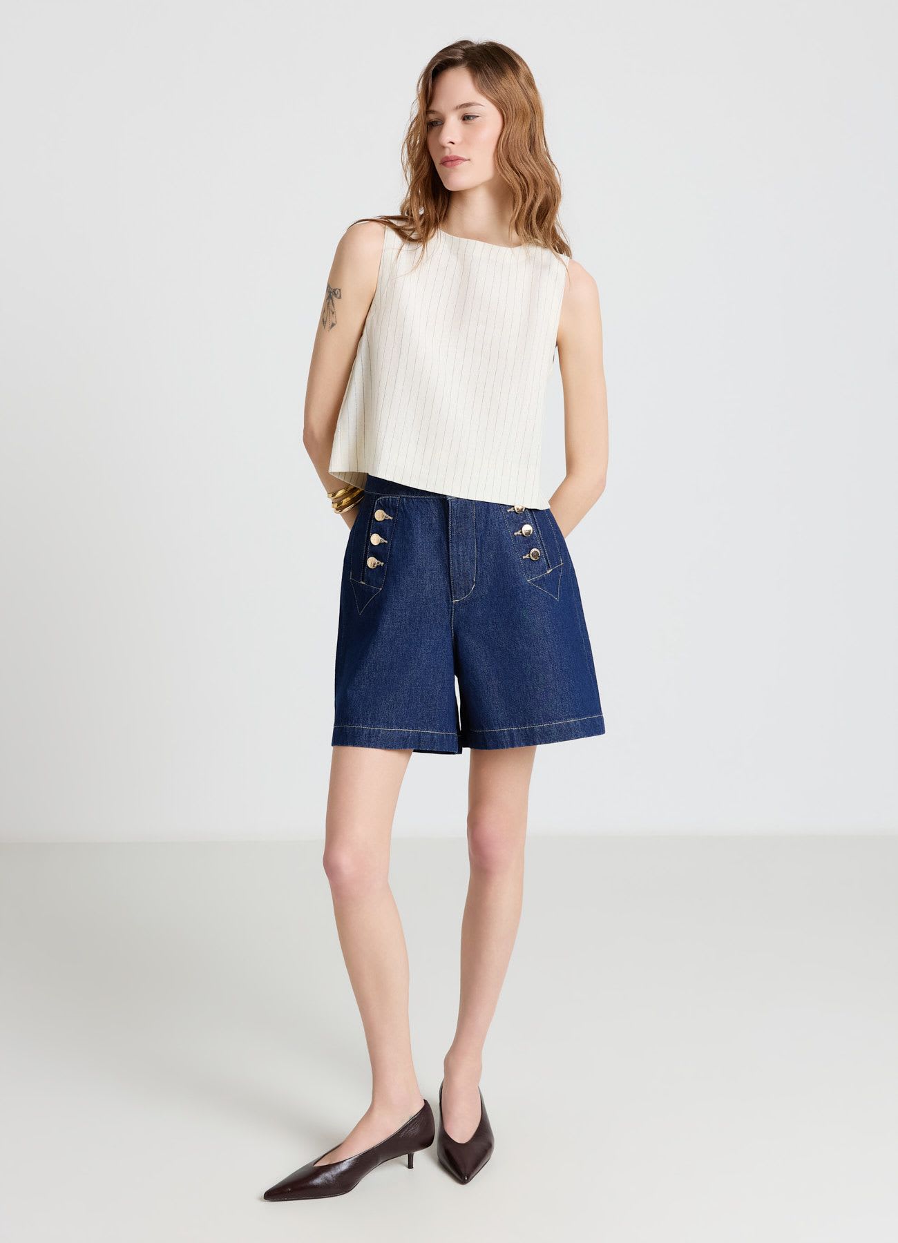 Top corto a righe con bottoni retro